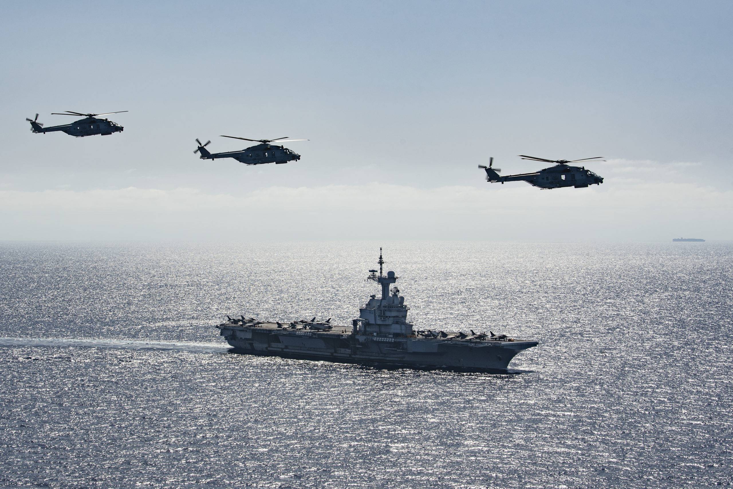 Photex avec 3 NH-90 Caïman Marine de la flottille 31F lors de la mission CLEMENCEAU 21 au-dessus du porte-avions Charles de Gaulle, le vendredi 21 mai 2021, en mer Méditerranée.