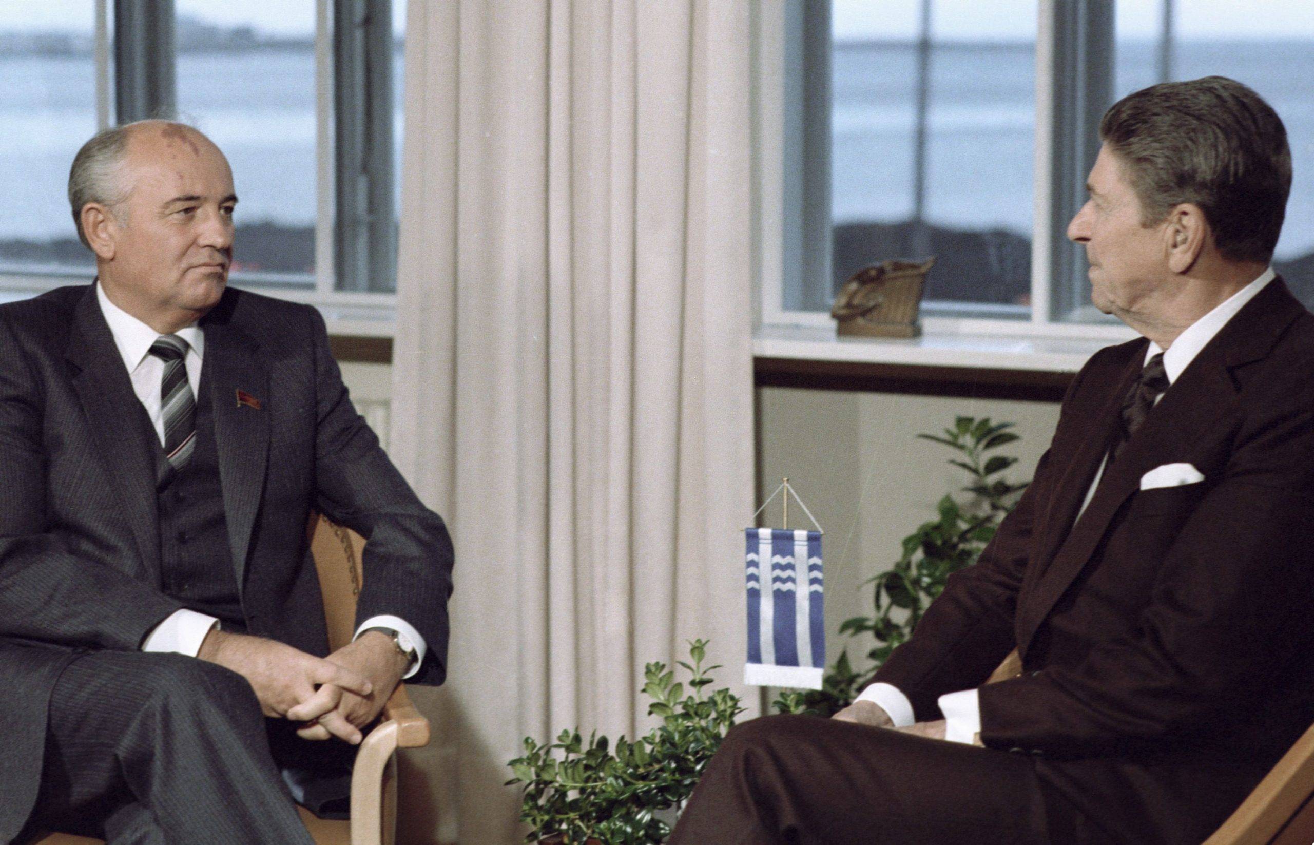 Mikhail Gorbachev and President Ronald Reagan during their summit meeting in Reykjavik (1986). Yuryi Abramochkin / Sputnik//SPUTNIK_1.1343/2102201206/Credit:Yuryi Abramochkin/SPUTNIK/SIPA/2102201206