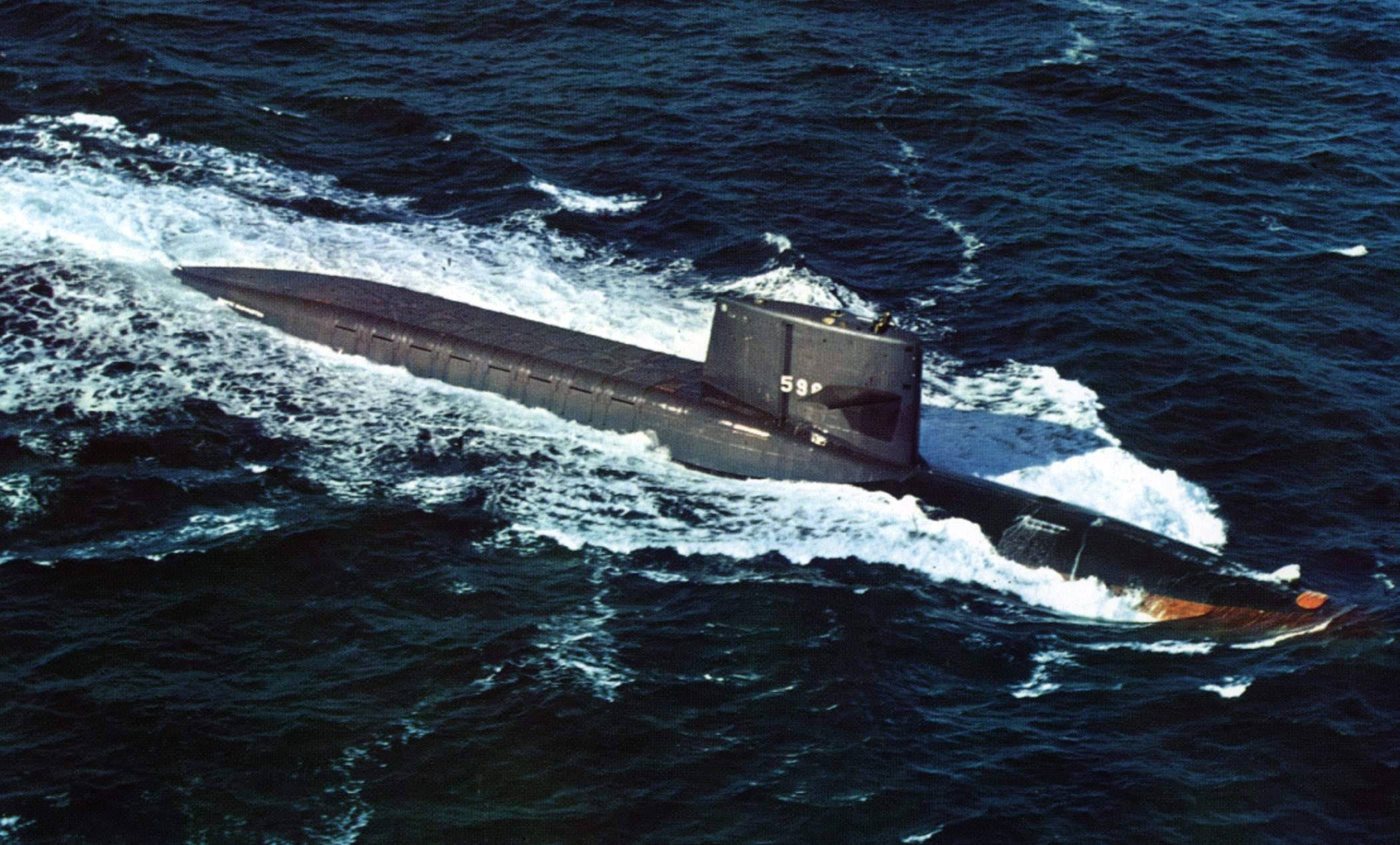 Le sous-marin USS George Washington (SSBN-598), premier SNLE de l'Histoire. C : domaine public