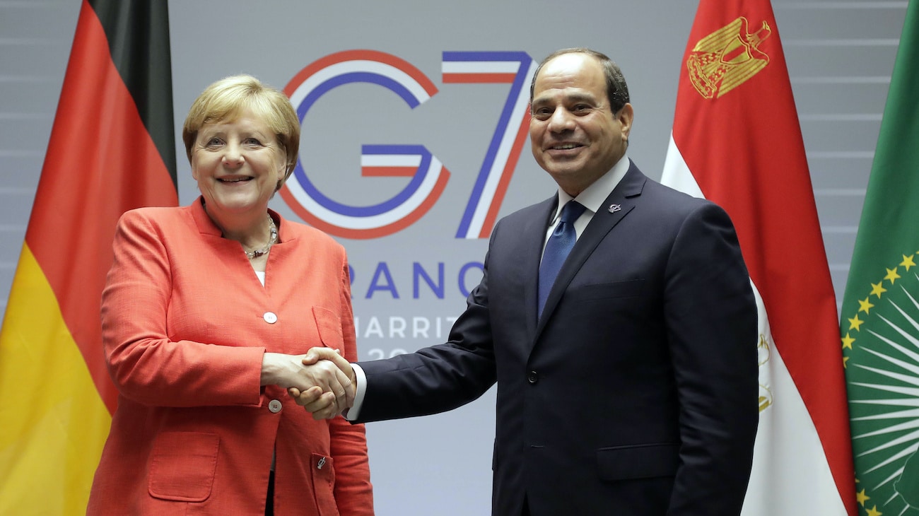 Le président égyptien al-Sissi et Angela Merkel au G7 2019. c : AP Photo/Markus Schreiber