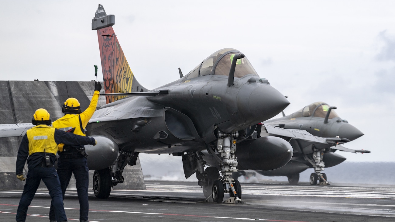 Le 21/11/2021 plusieurs Rafales marine sont catapultés depuis le pont d'envol du PA Charles de Gaulle en mer Méditerranée. (c) Marine nationale