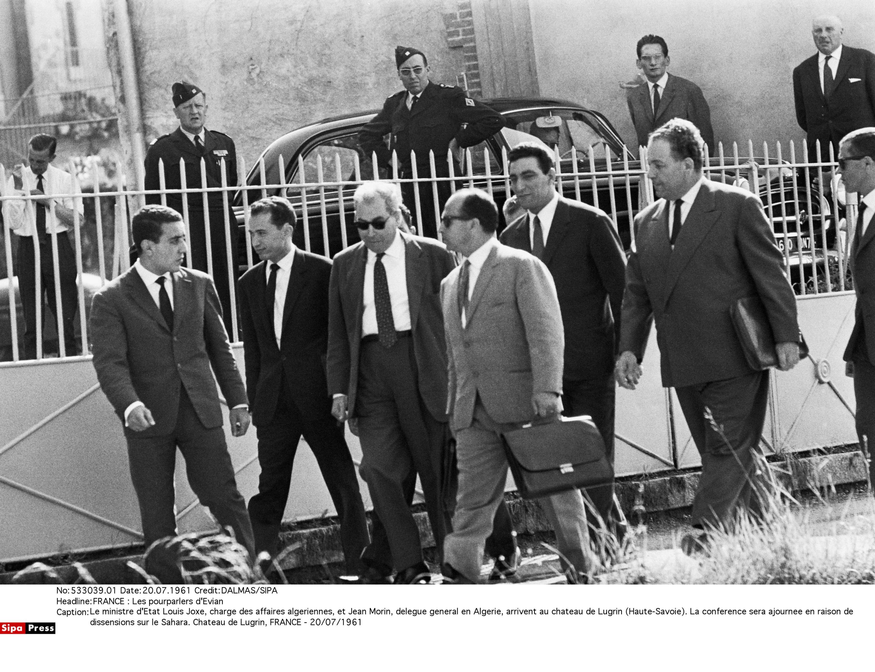 Le ministre d'Etat Louis Joxe, chargé des affaires algériennes, et Jean Morin, délégué général en Algérie, arrivent au château de Lugrin (Haute-Savoie).               20/07/1961
