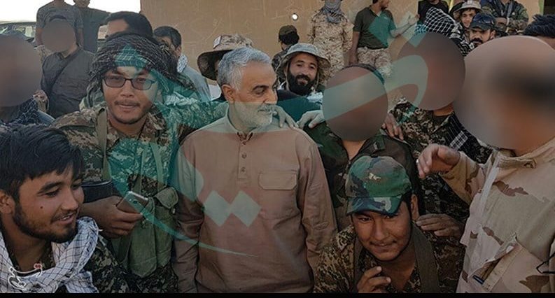 Qassem Soleimani avec des miliciens hazaras afghans de la Division des Fatimides à al-Tanaf, en Syrie, le 12 juin 2017. c : Tasnim News Agency