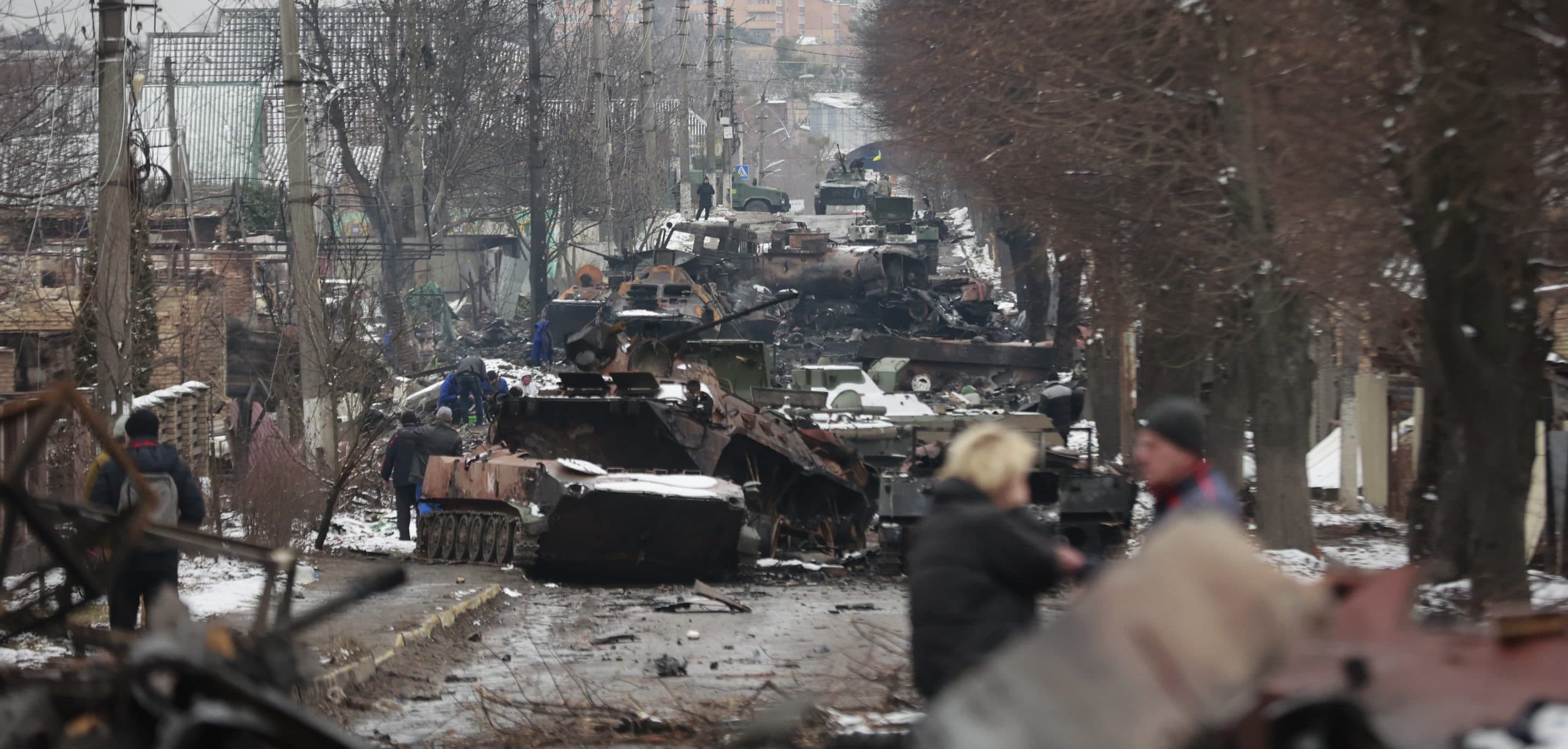 Véhicules militaires russes détruits sur une route de la ville de Boutcha, près de la capitale Kiev, le 1er mars.
. c : Mvs.gov.ua