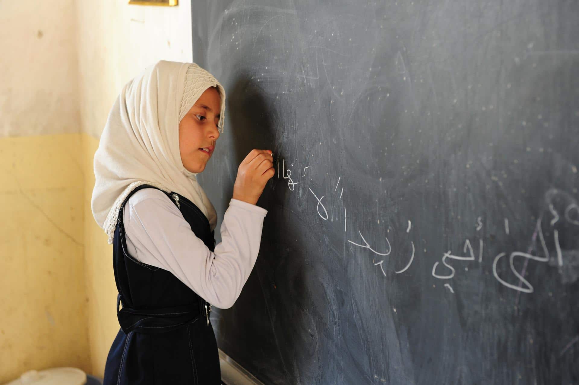 Jeune fille dans une école irakienne (c) Unsplash