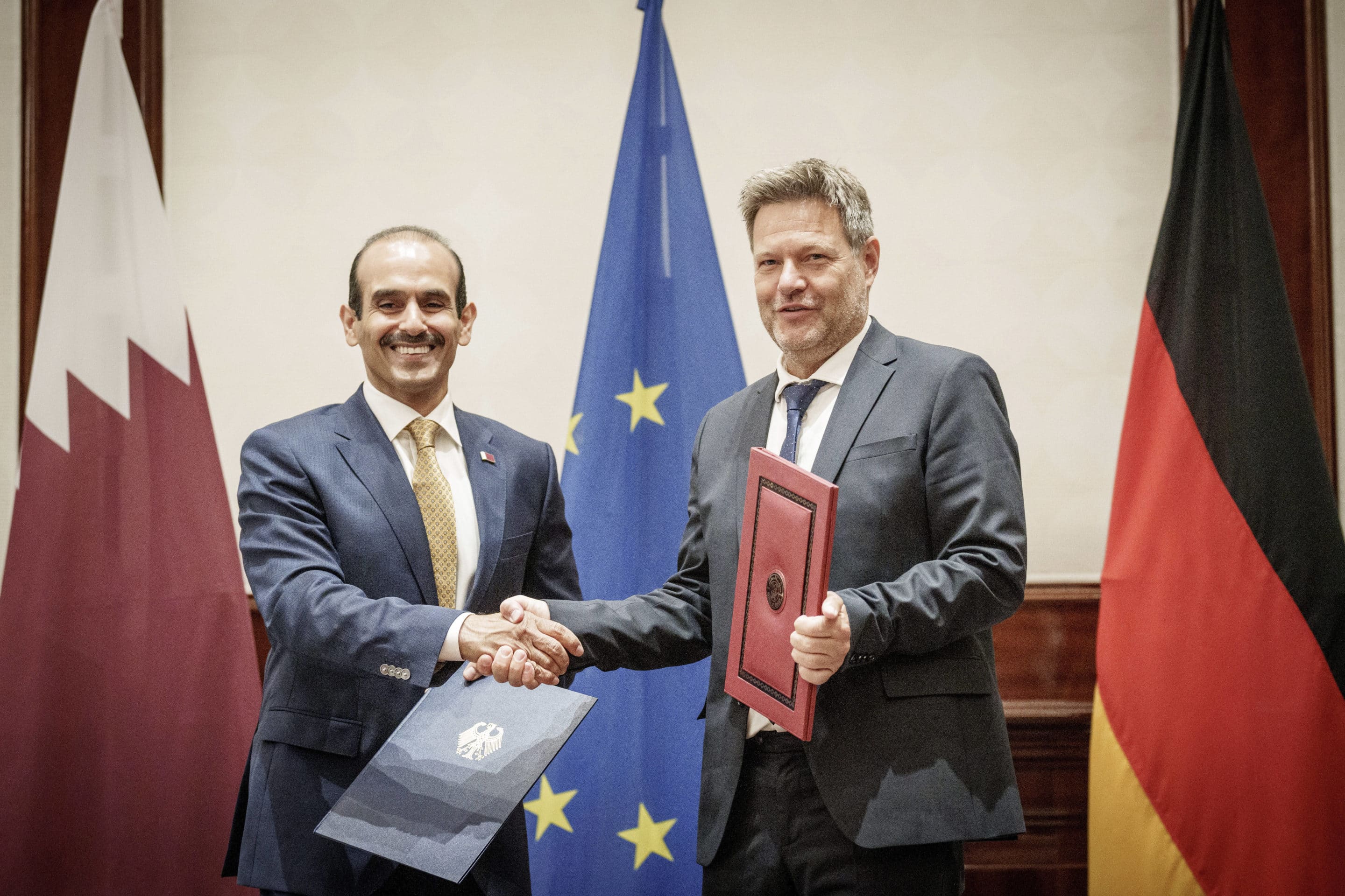 Saad Sherida Al-Kaabi, ministre d'État à l'Énergie du Qatar, aux côtés de Robert Habeck, ministre fédéral de l'Économie et de la Protection du climat, lors de la signature d'un partenariat énergétique qatari-allemand à Berlin. (Michael Kappeler/dpa via AP)/PRO123/22140394226880/GERMANY OUT ; MANDATORY CREDIT/2205201305