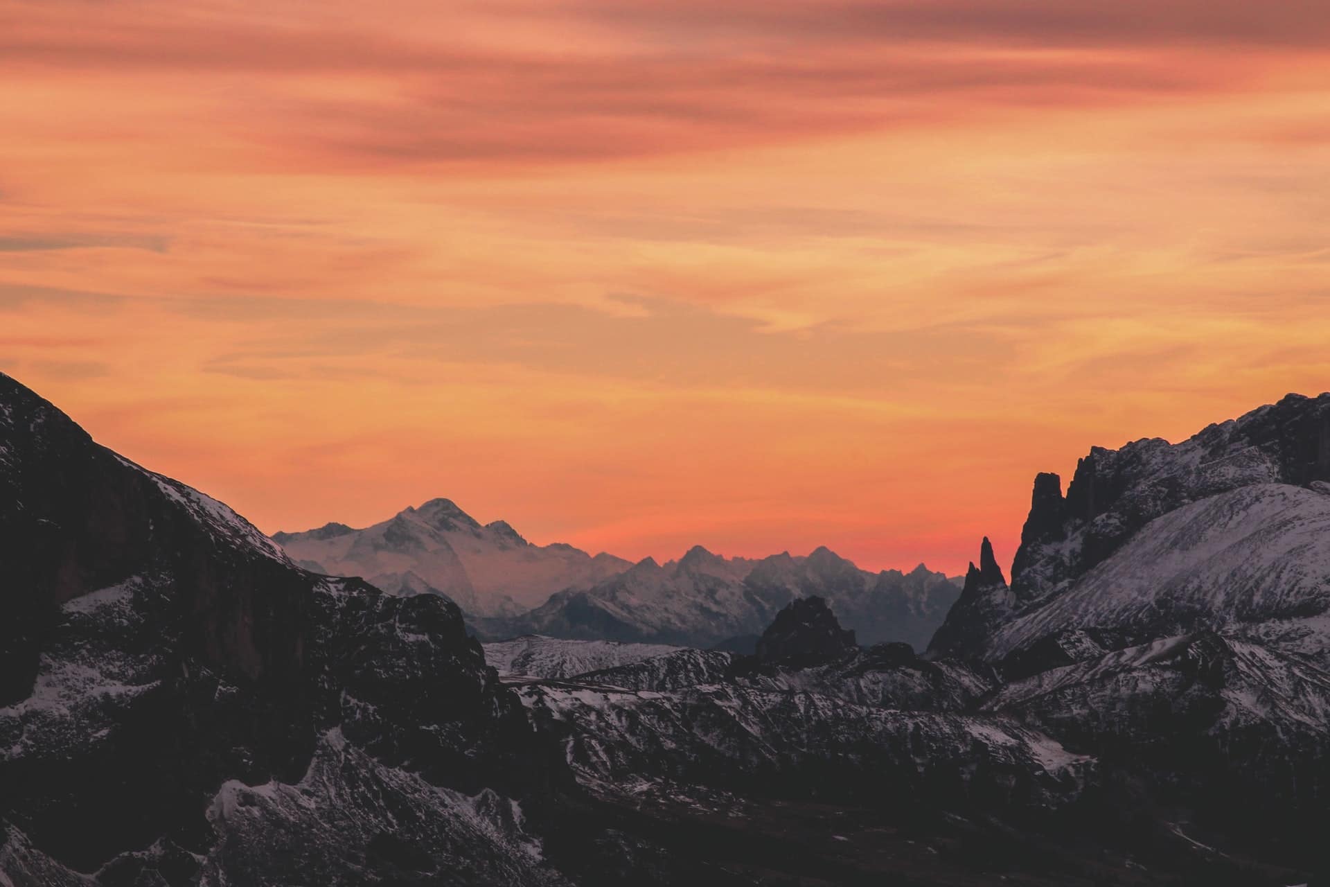 Montagne sous le coucher de soleil.