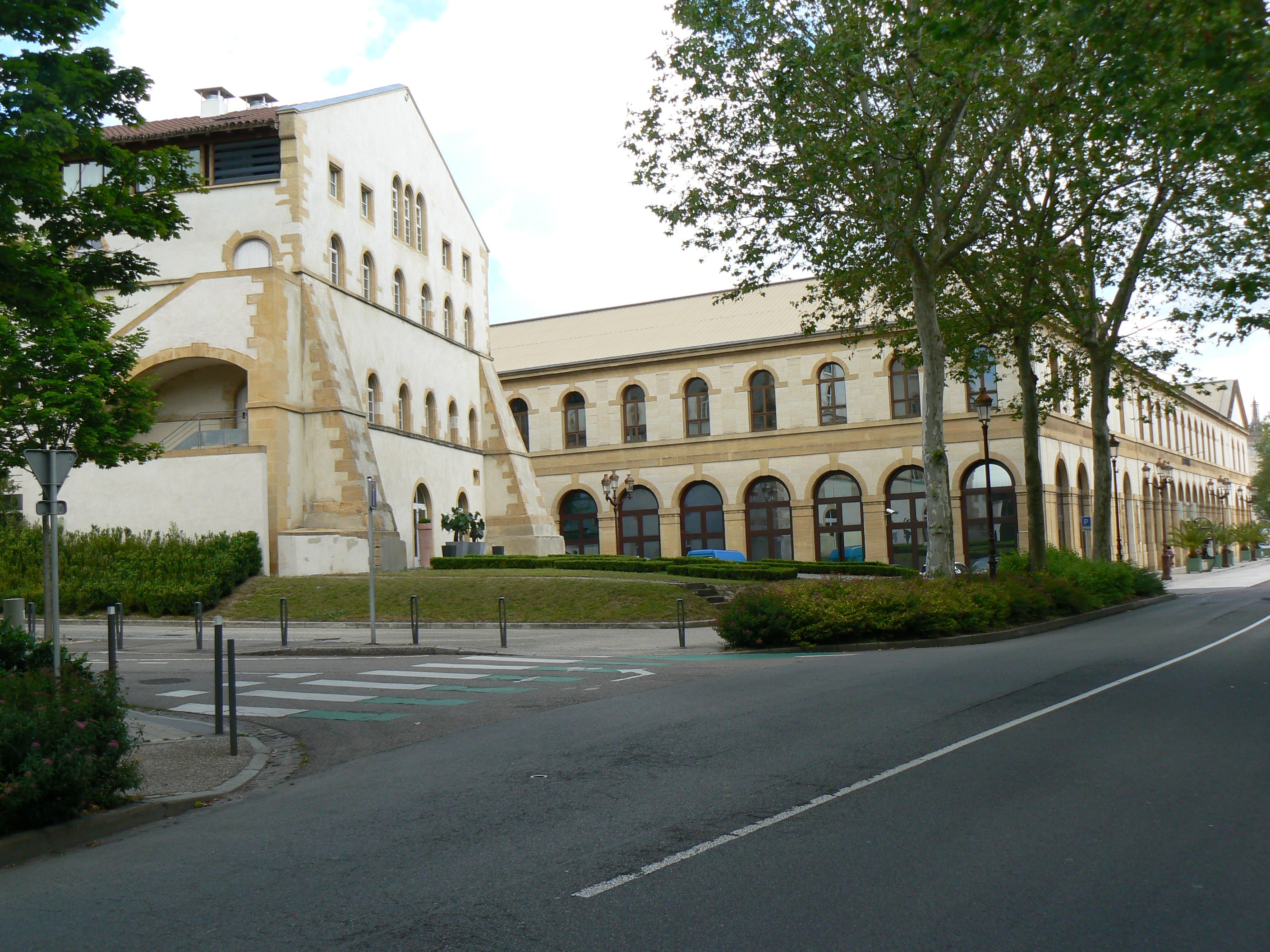 A gauche, l'ancien Magasin aux vivres (1552-60) transformé en hôtel de luxe, à droite, l'ancien Arsenal (1860-1964), transformé par Ricardo Bofill en salle de concert. (c) JM Holz
