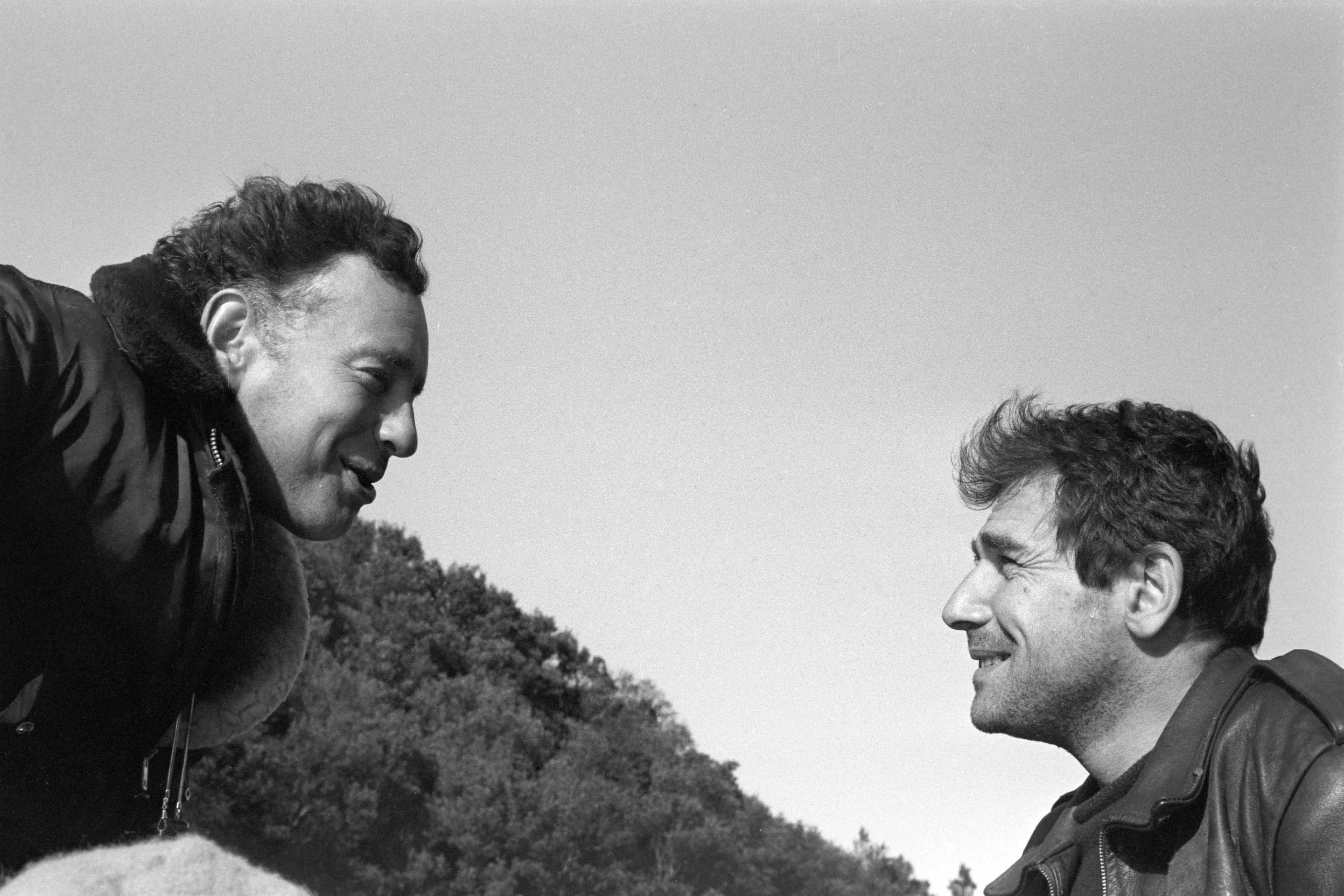 Dans les Cevennes ambiance annee 1944 sous l'occupation Allemande sur le tournage du film "La longue marche" de Alexandre Astruc photographie ici avec l'acteur Robert Hossein. FRANCE - 11/1965. /Credit:DALMAS/SIPA/1801311147