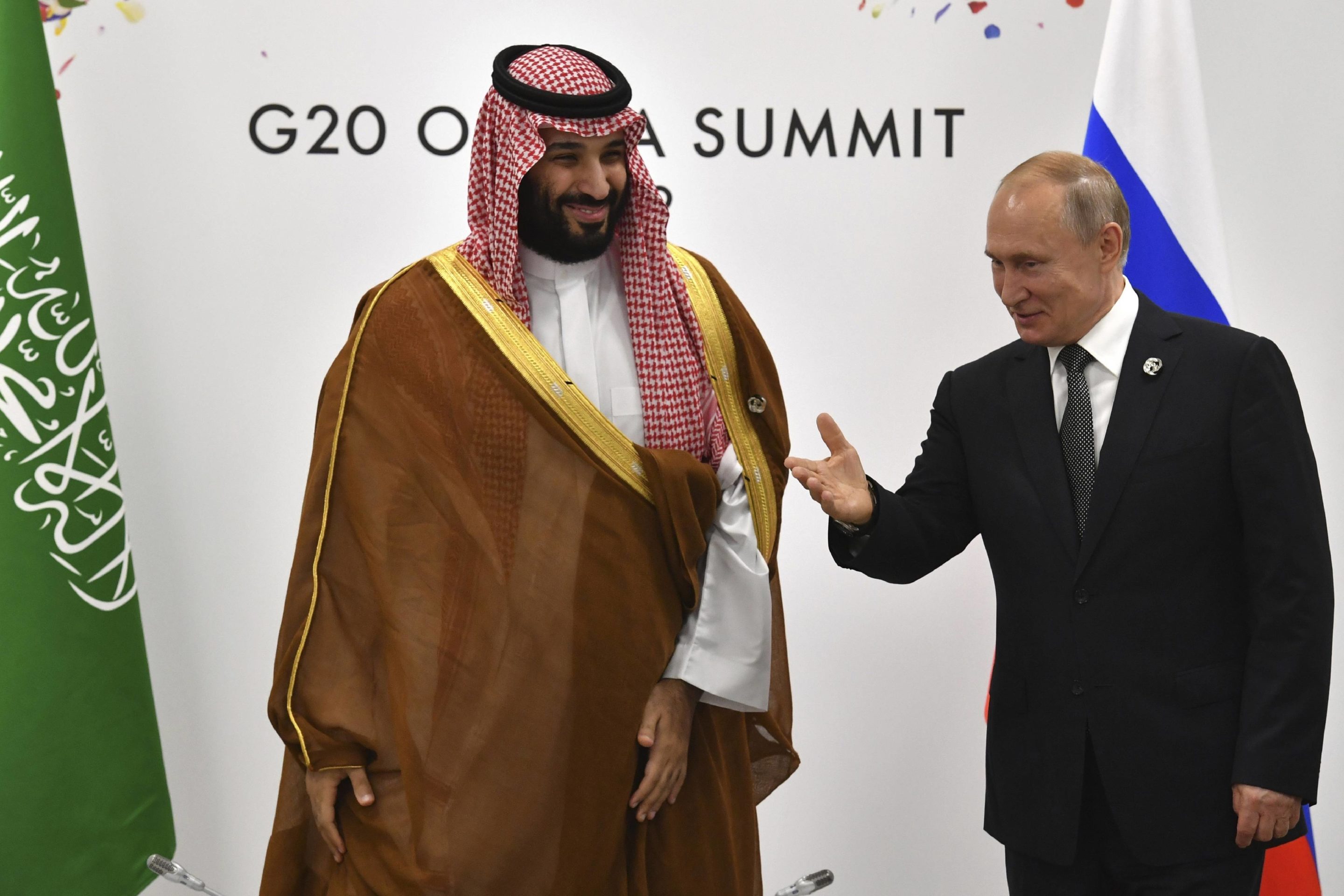 Le président russe Vladimir Poutine, à droite, fait un geste en direction du prince héritier d'Arabie saoudite Mohammed bin Salman lors d'une réunion en marge du sommet du G20, à Osaka, au Japon. C : Yuri Kadobnov/AP/SIPA
/SAU504/20323505346439/POOL PHOTO/2011190648