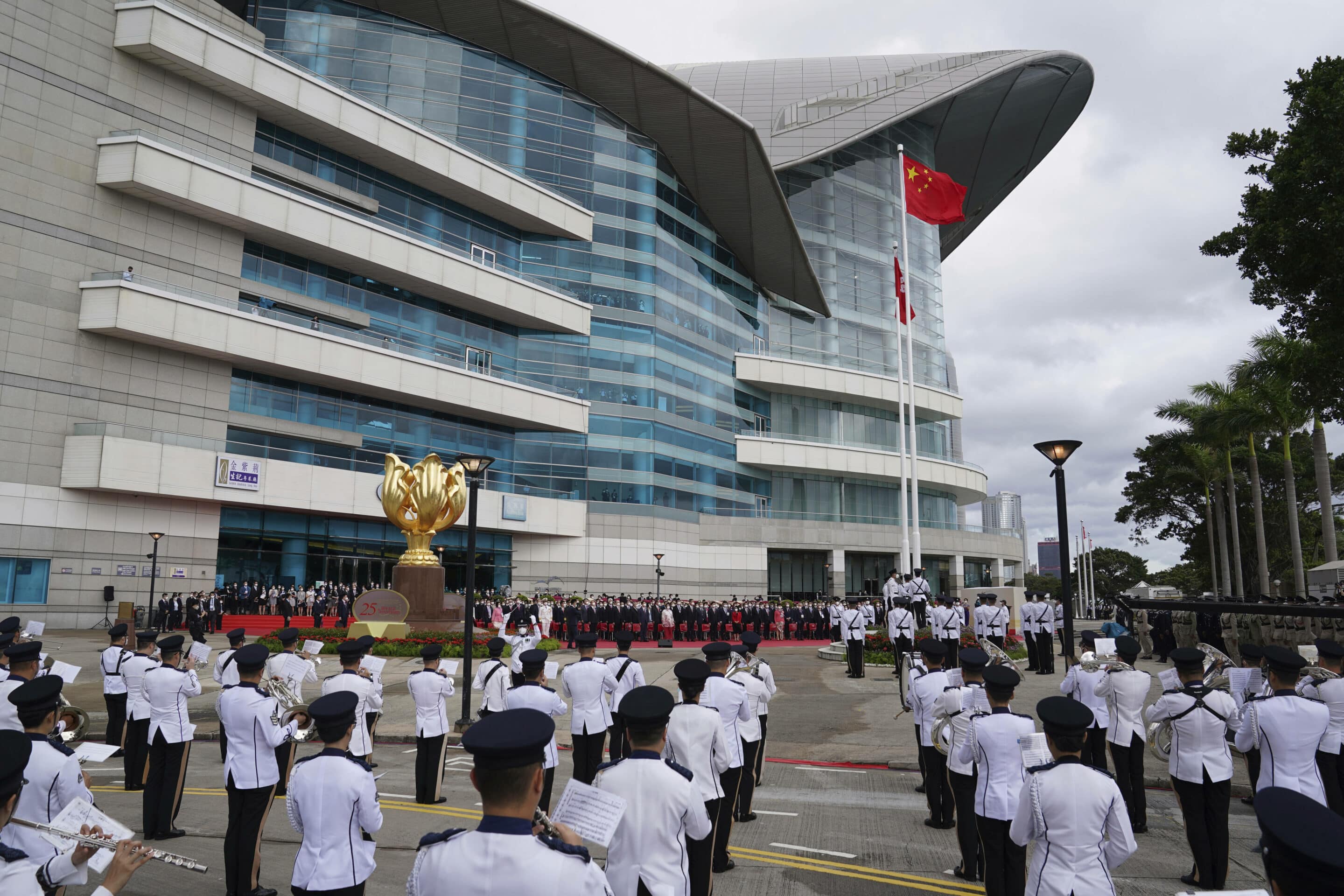 Une cérémonie de lever de drapeau a lieu sur la place du Bauhinia d'or pour marquer le 25e anniversaire du retour de Hong Kong à la Chine, le 1er juillet 2022. 
Crédits: AP Photo/Magnum Chan