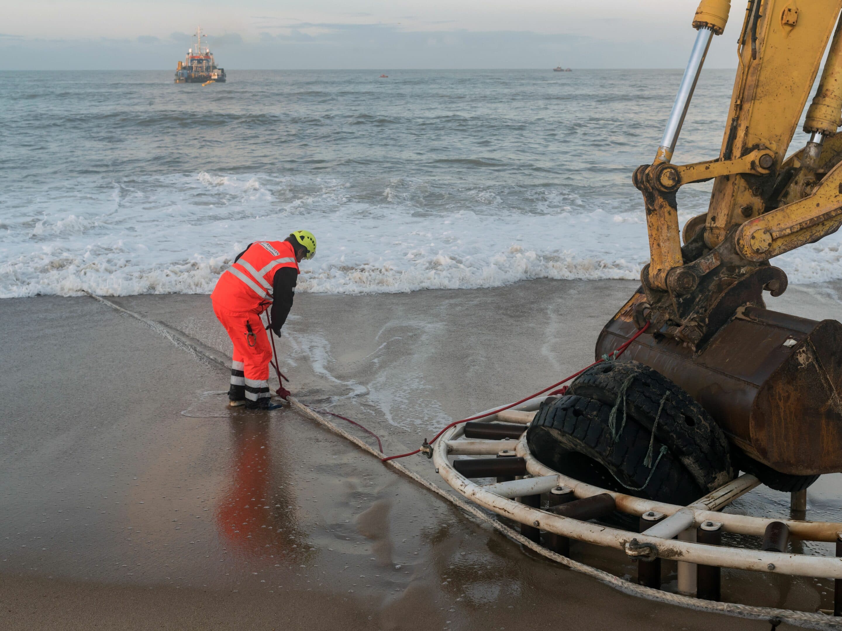 Atterissement du câble sous-marin de Google sur la cote francaise.Long de 6600 kms il est le plus important cable transatlantique. 
//MASTAR_1.0750/2003141300/Credit:Mario FOURMY/SIPA/2003141303