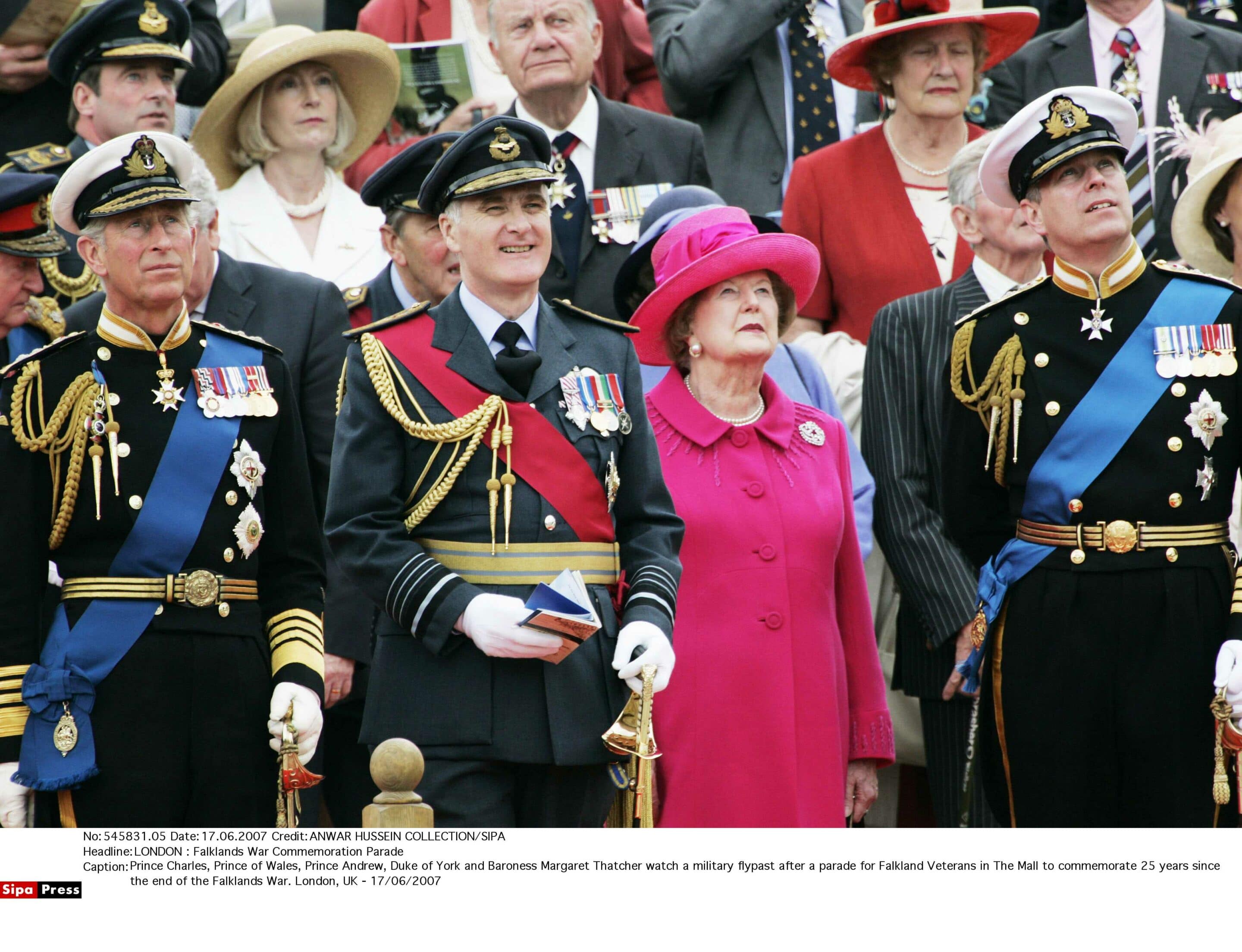 Le Prince Charles, le Prince Andrew et la Baronne Margaret Thatcher regardent un défilé aérien militaire après un défilé pour les vétérans des Malouines dans le Mall pour commémorer les 25 ans de la fin de la guerre des Malouines. Londres, Royaume-Uni - 17/06/2007
Crédits: Sipa