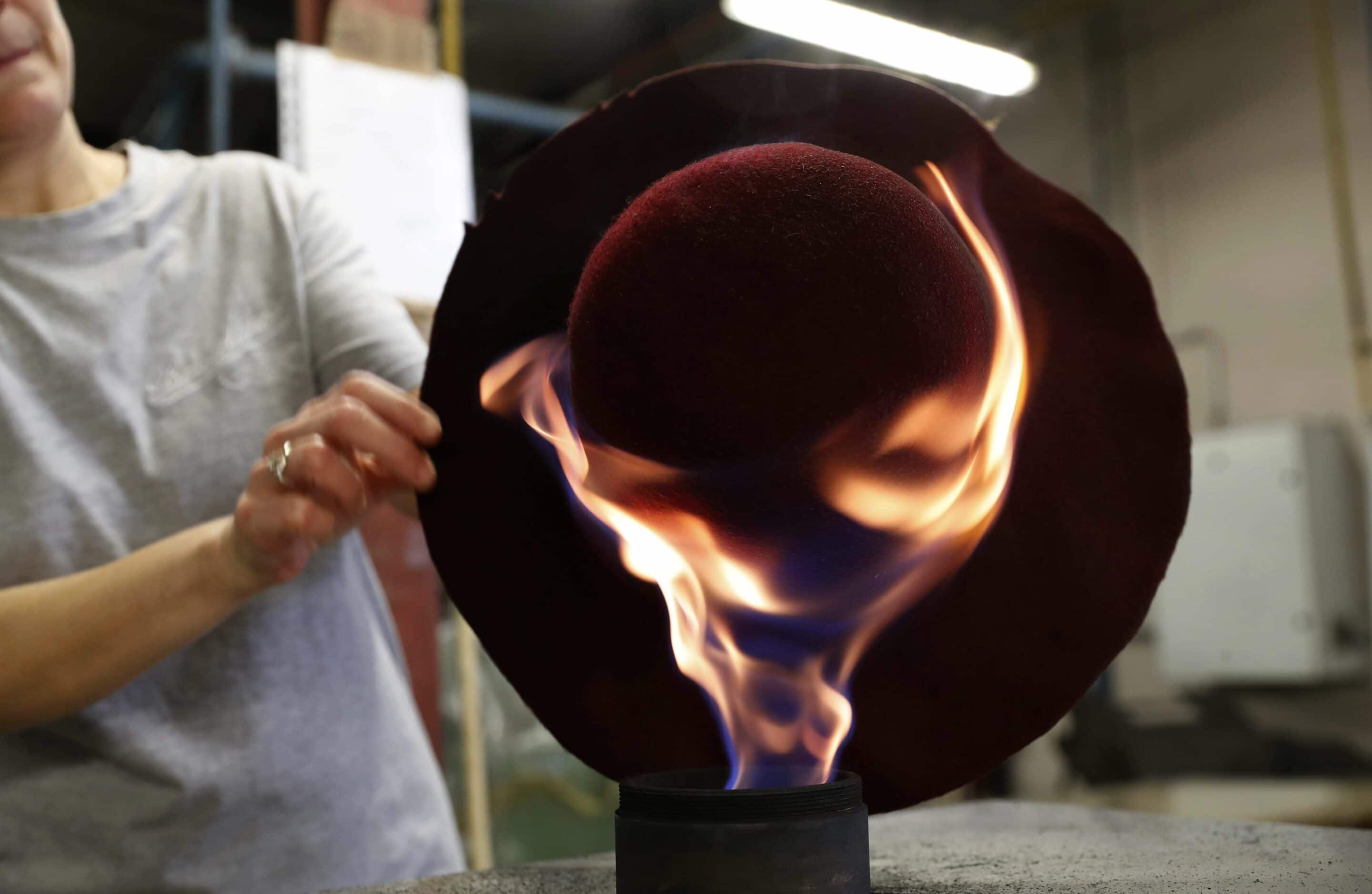 Une femme travaille dans la fabrique de chapeaux de Borsalino.
Crédits: AP Photo/Antonio Calanni