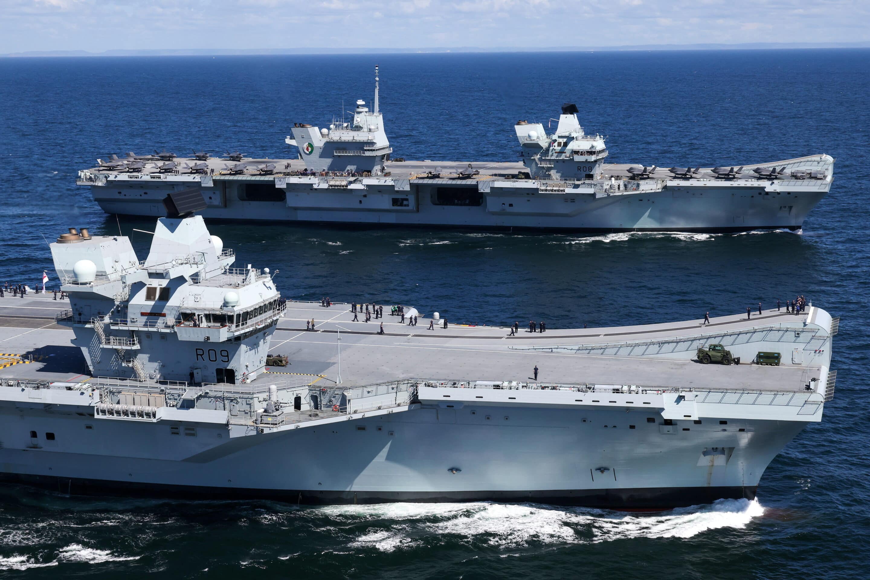 Le HMS Prince of Wales et le HMS Queen Elizabeth photographiés en mer pour la première fois, mai 2021.
Crédits: Royal Navy