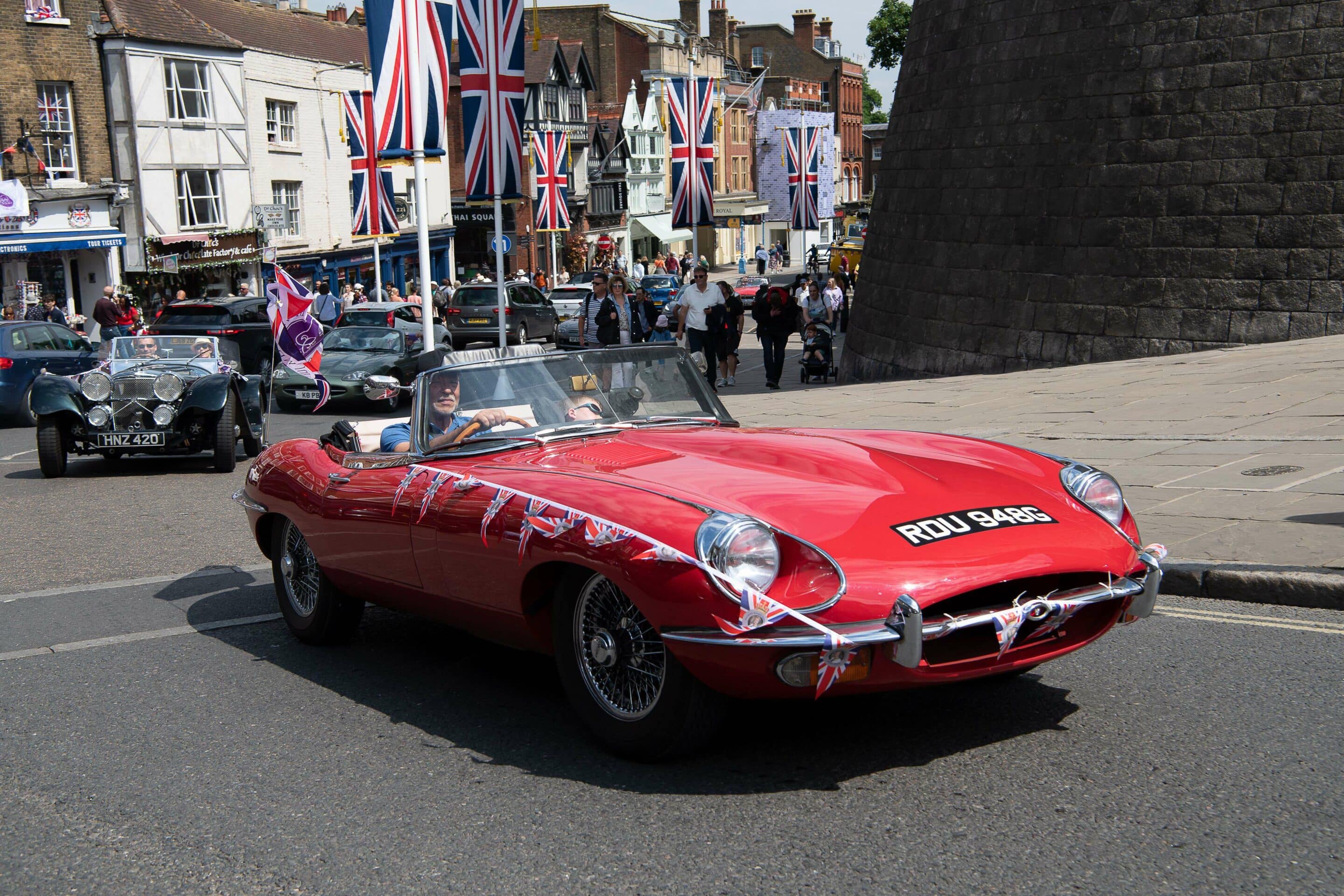 Des voitures classiques circulent dans la ville de Windsor.
Crédits : Maureen McLean/Shutterstock