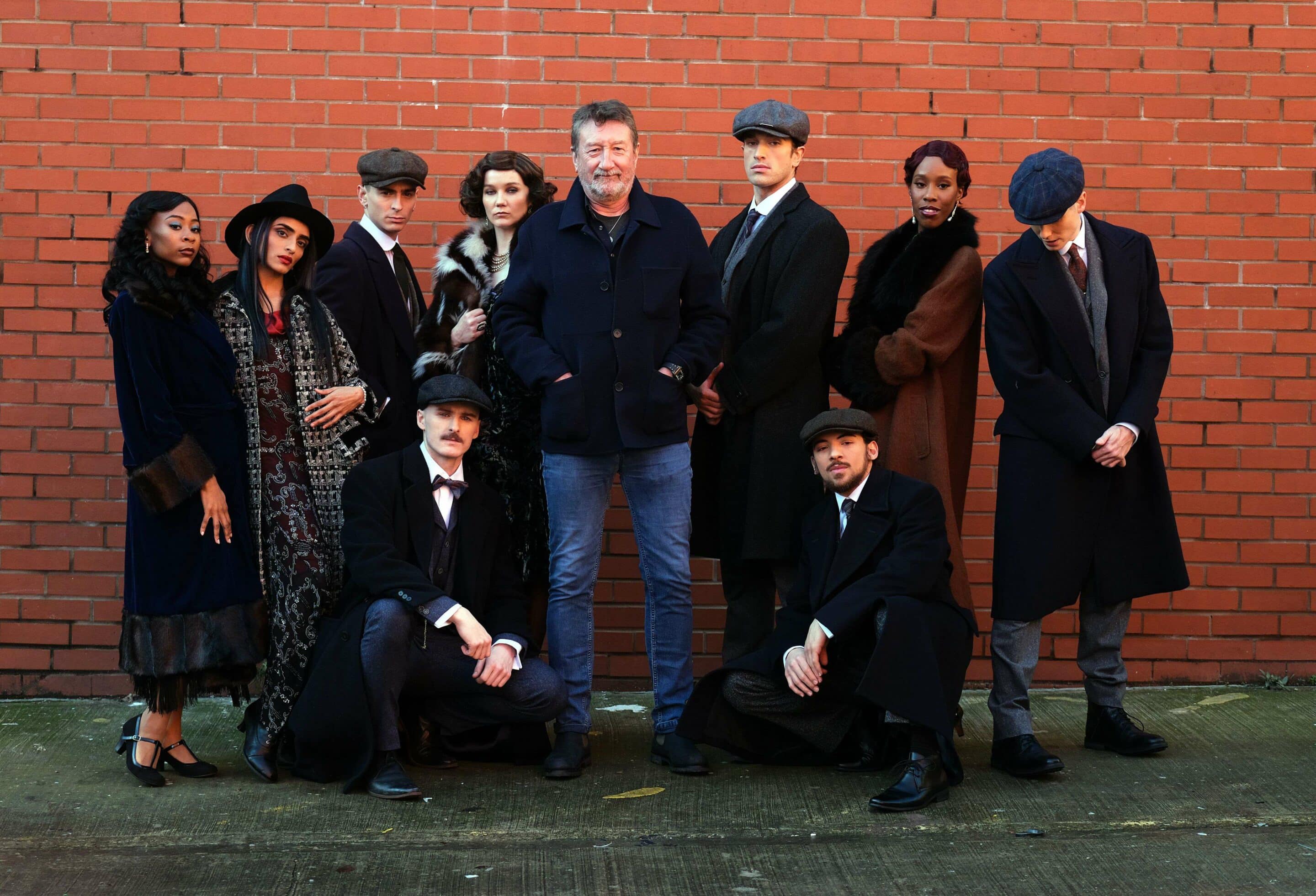 Steven Knight avec les acteurs lors du lancement presse de Rambert Dance dans Peaky Blinders : The Redemption of Thomas Shelby
Crédits : Graham Stone/Shutterstock