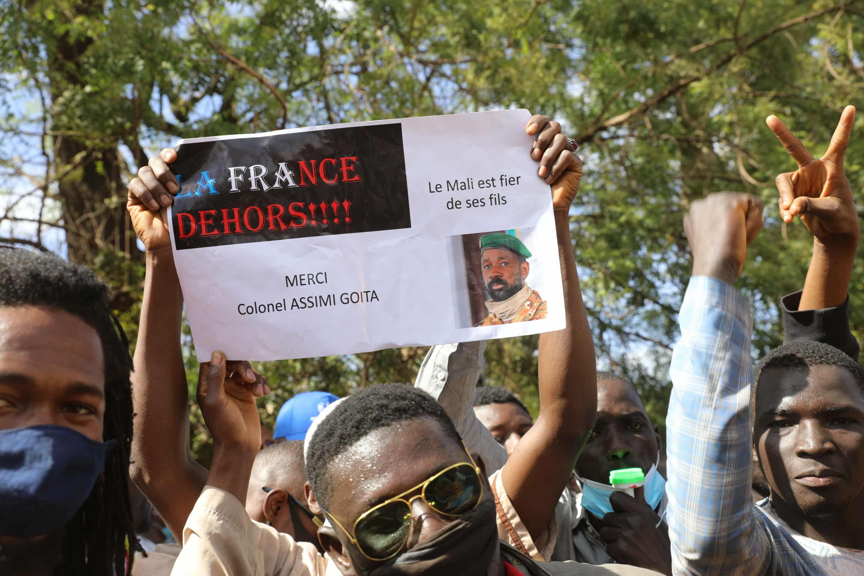 Des milliers de personnes se joignent à un rassemblement organisé par le gouvernement dans la capitale du Mali, Bamako, vendredi 14 janvier 2021, pour protester contre les nouvelles sanctions économiques régionales et la pression croissante de l'ancien colonisateur, la France, après que le dirigeant militaire du Mali ait repoussé de quatre ans les élections promises. Crédits: AP Photo/Harandane Dicko