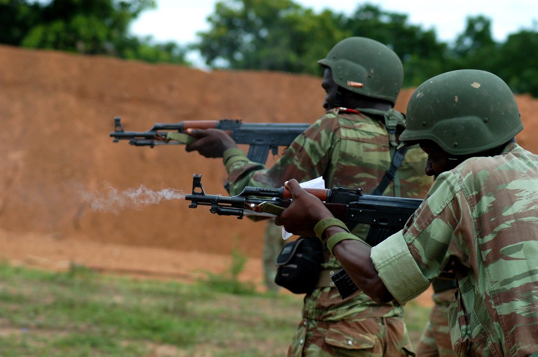 Bembereke, Bénin (16 juin 2009) - Des soldats béninois tirent en mouvement dans le cadre d'un exercice conjoint États-Unis-Bénin de tir réel Crédits : Jad Sleiman/Corps des Marines