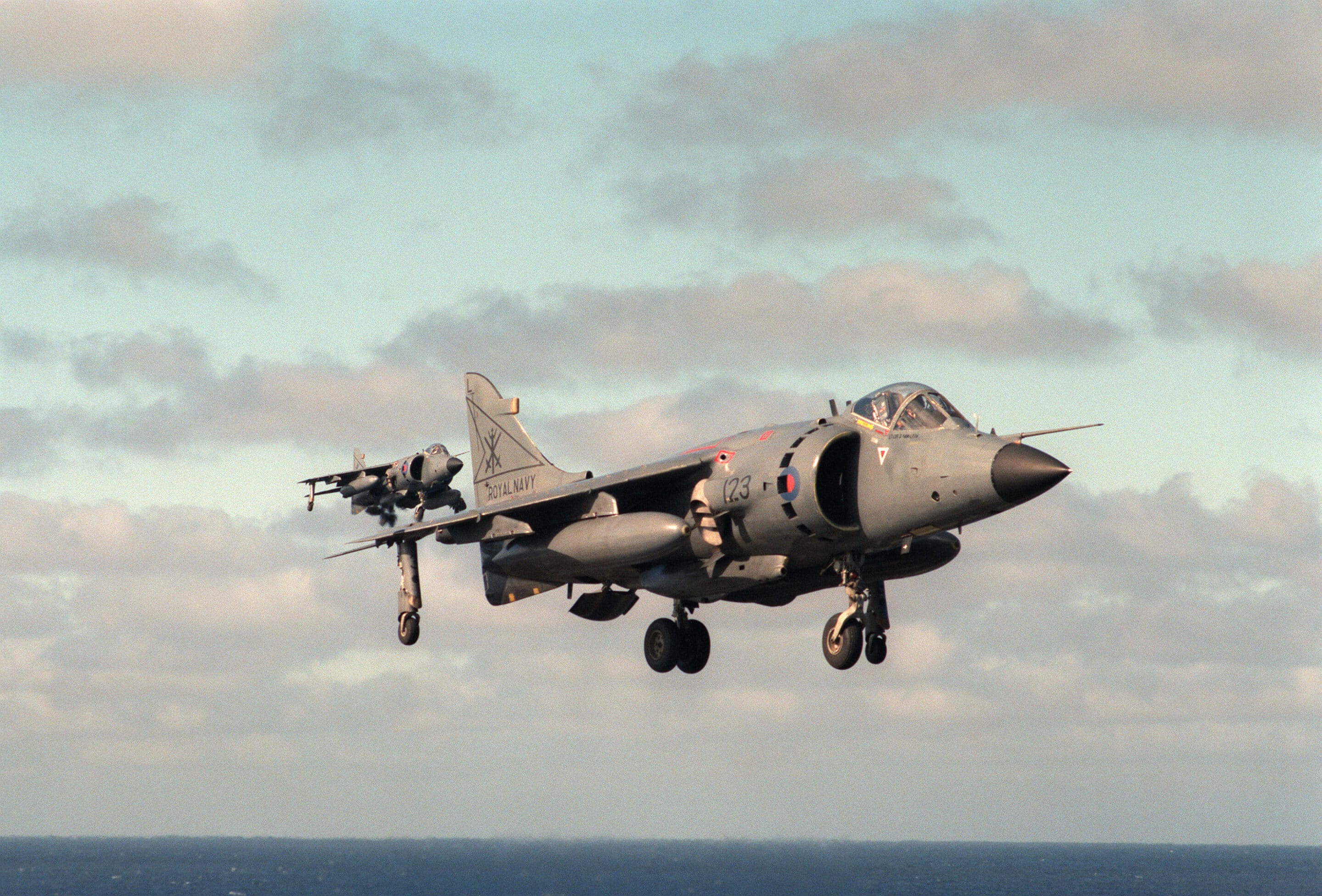Deux Sea Harrier du 800 Naval Air Squadron, affecté au HMS Illustrious, en 1984