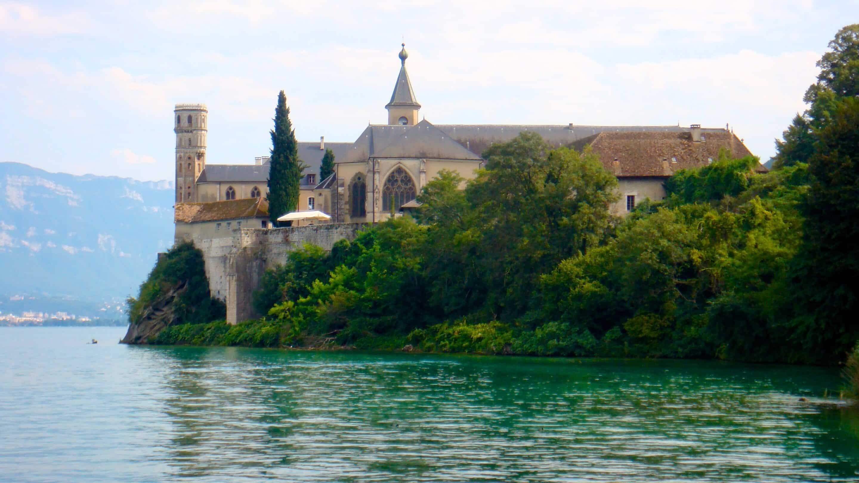 Vue de l'abbaye depuis l'embarcadère du nouveau port
Crédits: Martin Leveneur/Wikipedia