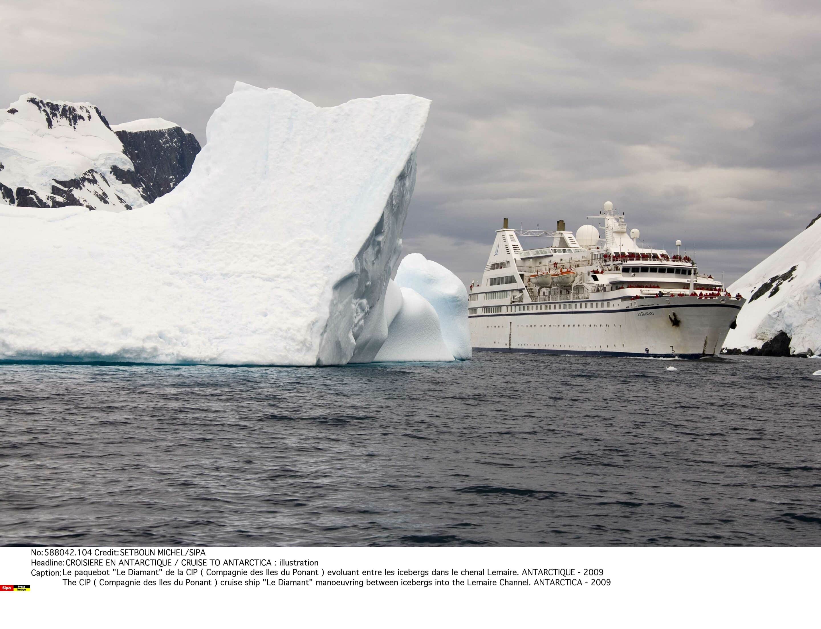 Le paquebot "Le Diamant" de la CIP (Compagnie des Iles du Ponant) évoluant entre les icebergs dans le chenal Lemaire. Crédits : The CIP/SIPA