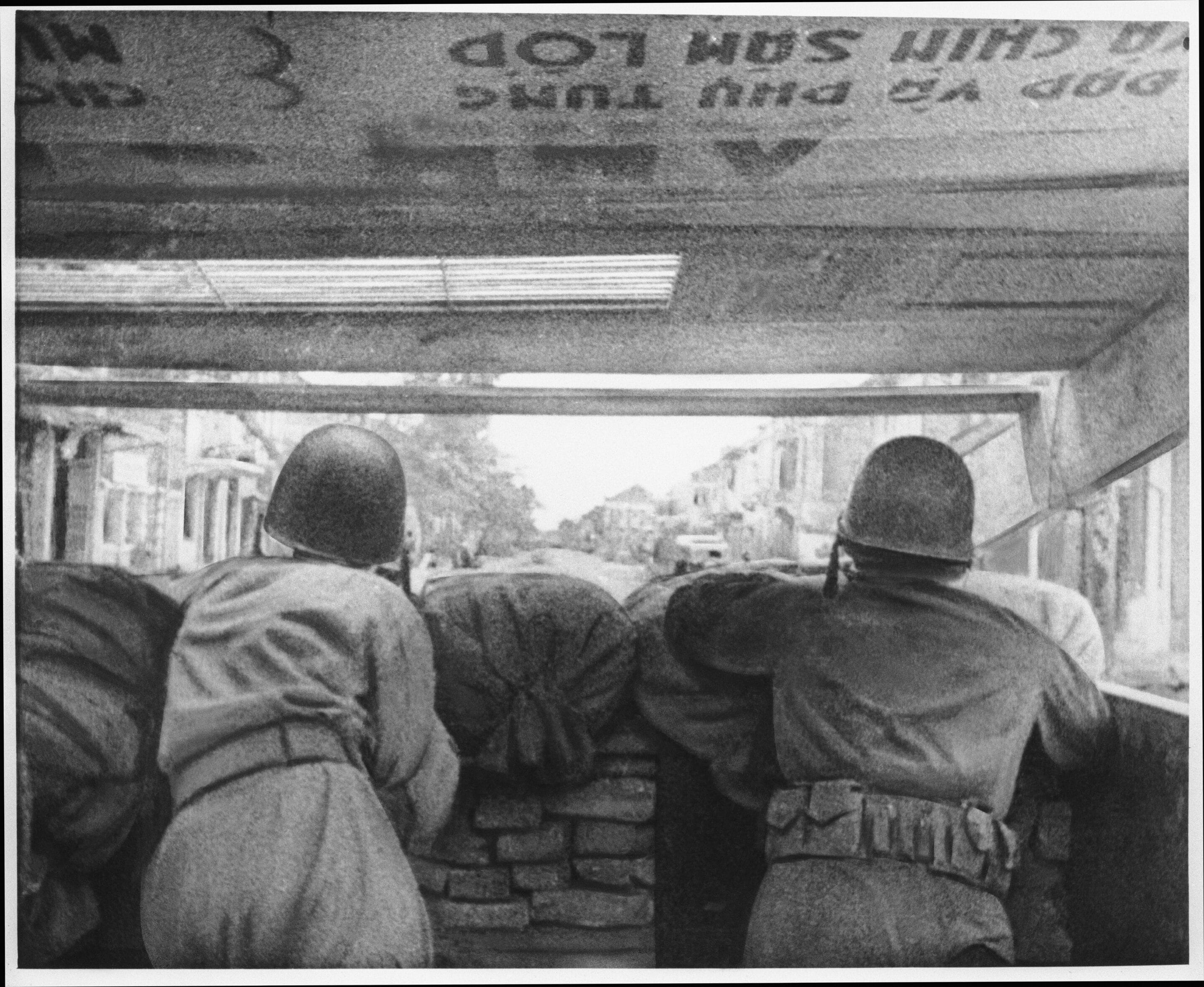 Deux soldats de l'armée de l'Union franco-indochinoise manient leurs fusils à Hanoi, alors qu'ils combattent les forces communistes du Viet Minh, le 24 janvier 1947, pendant la première guerre d'Indochine. 
Crédits : AP Photo