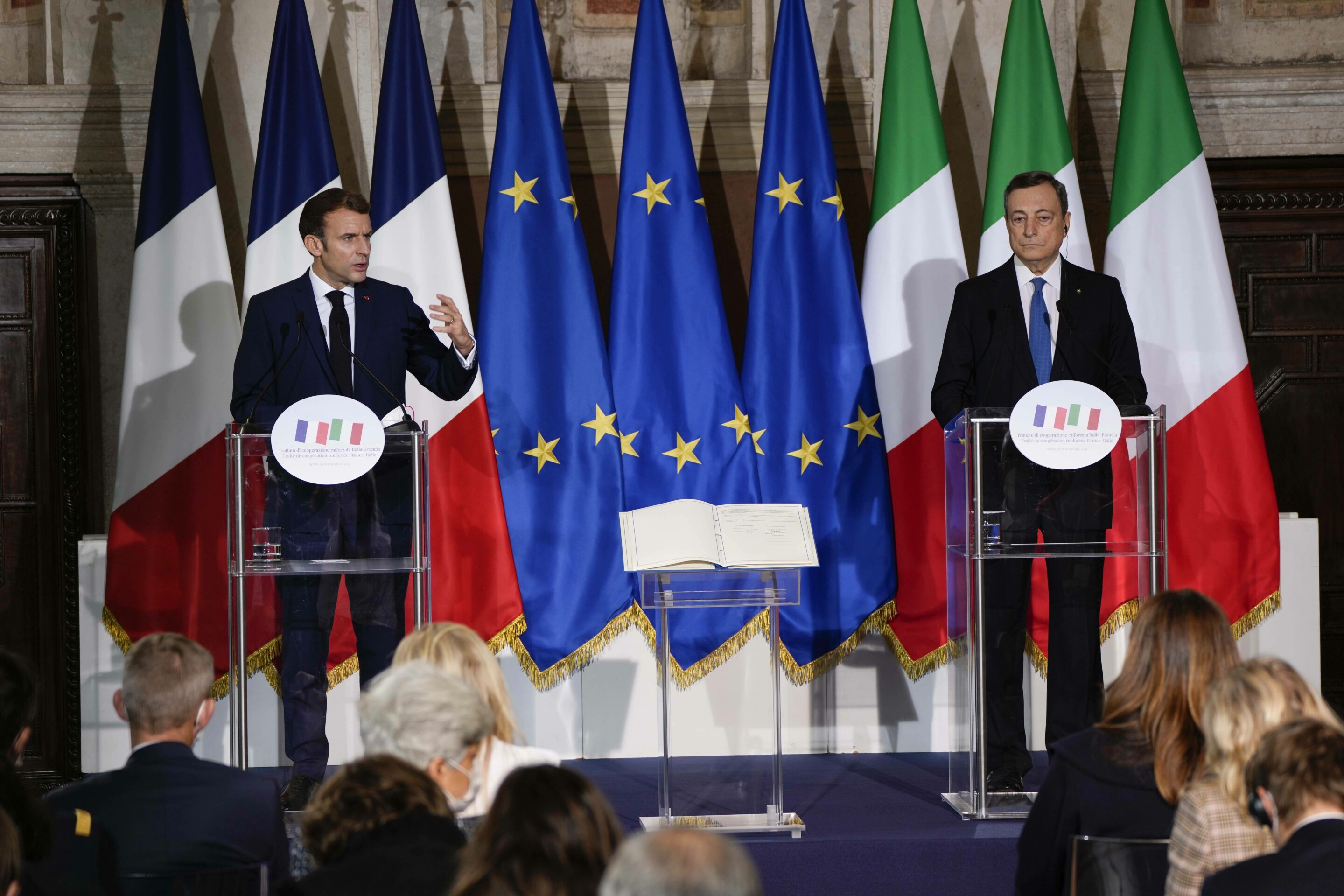 Le président français Emmanuel Macron et le premier ministre italien Mario Draghi à la Villa Madame à Rome, après avoir signé le traité du Quirinal entre l'Italie et la France.
Crédits: AP Photo/Domenico Stinellis