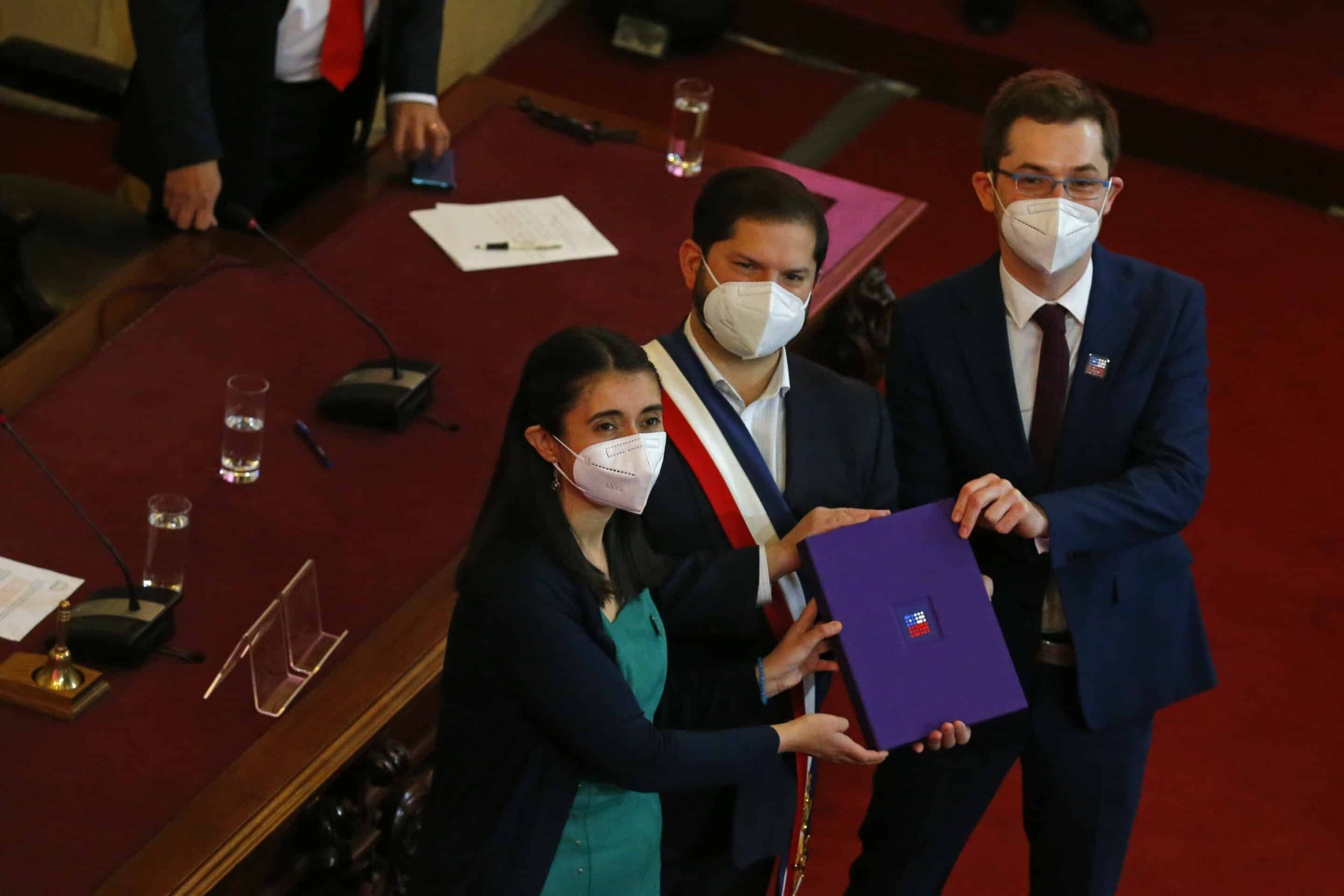 Le président chilien Gabriel Boric tient le projet final de la nouvelle constitution du pays aux côtés des membres de la Convention constitutionnelle, à Santiago du Chili, lundi 4 juillet 2022. 
Crédits : AP Photo/Luis Hidalgo