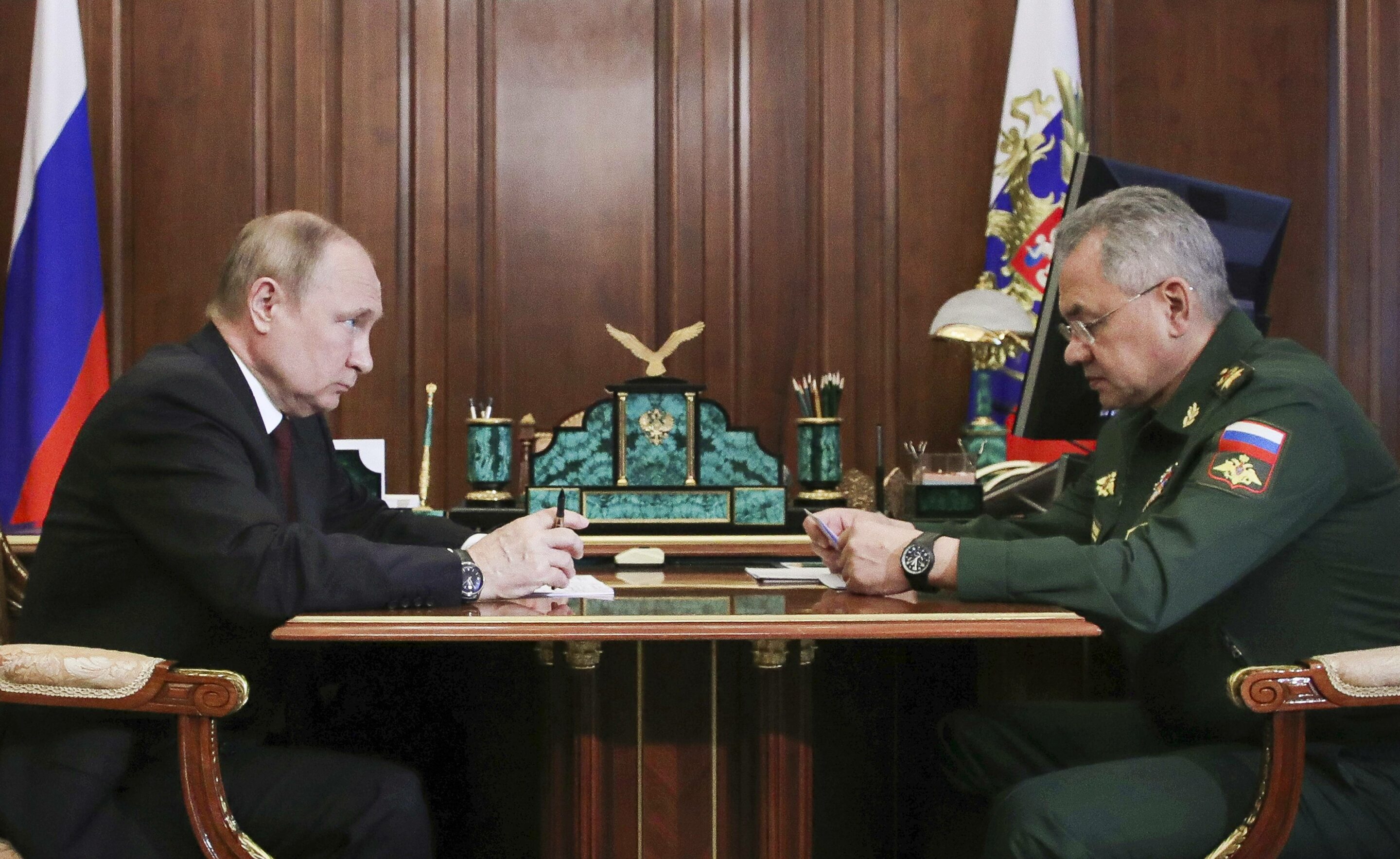 Vladimir Poutine écoute le rapport du ministre russe de la Défense Sergei Shoigu lors de leur rencontre au Kremlin à Moscou, Russie, lundi 4 juillet 2022. Crédits: Mikhail Klimentyev, Sputnik, Kremlin Pool Photo