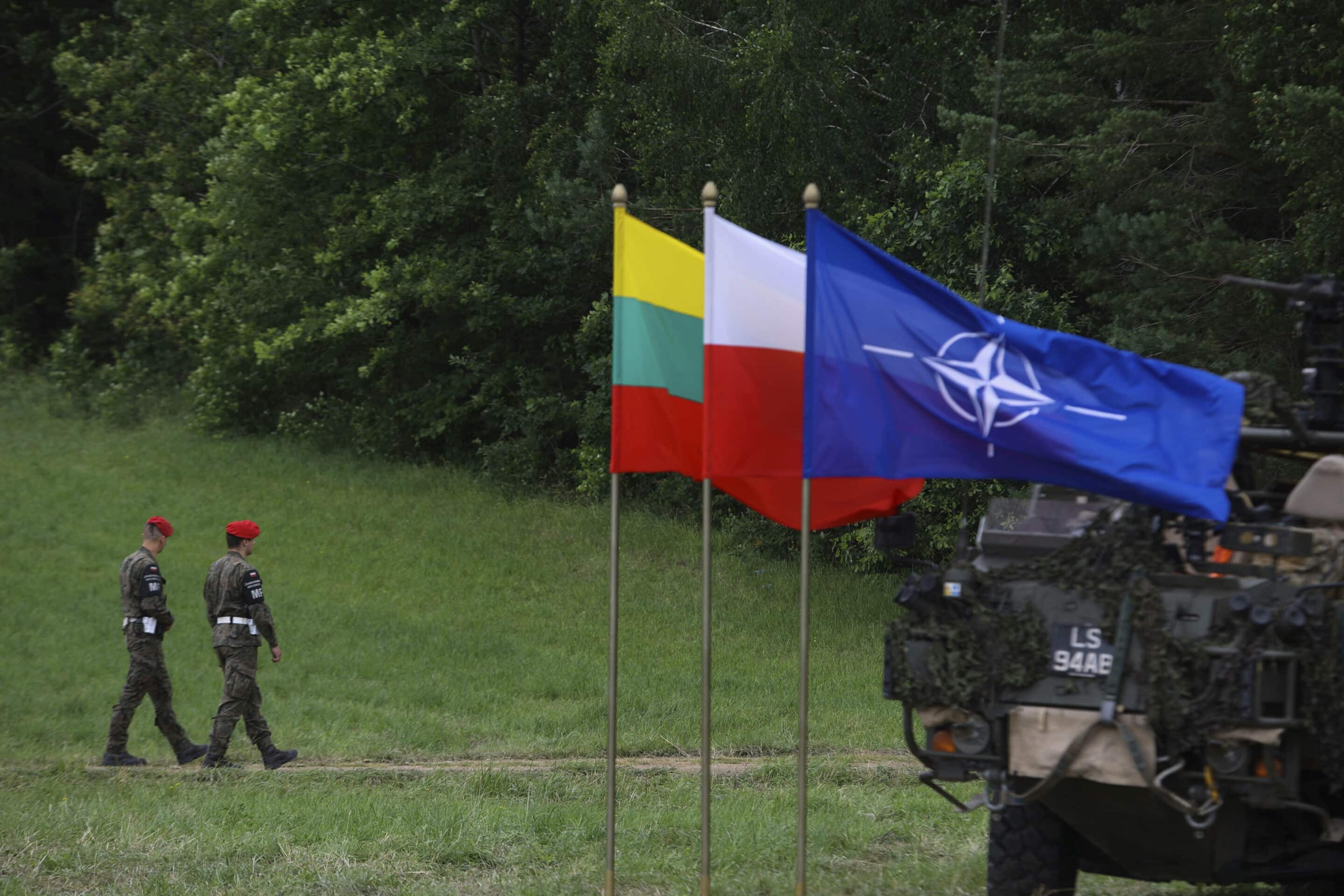 Les drapeaux lituanien et polonais à la conférence de presse du président lituanien Nauseda et du président polonais Duda en Pologne, le jeudi 7 juillet 2022. 
Crédits: AP Photo/Michal Dyjuk