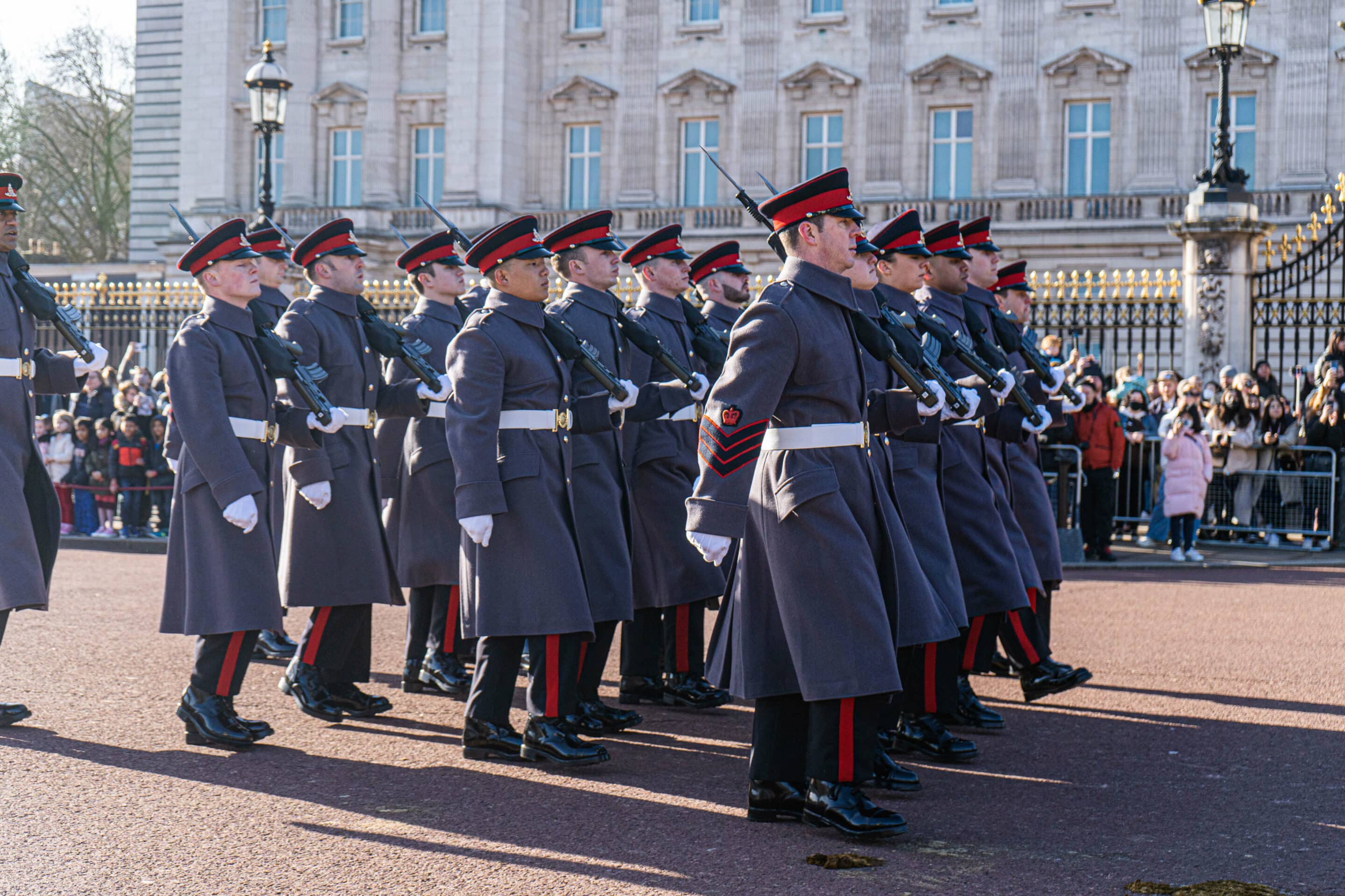 Célébrations du jubilé de platine de la reine Elizabeth II
Crédits : Amer Ghazzal/Shutterstock
RAF soldiers march during the changing of the guard at Buckingham Palace  as part of the  70th anniversary commemorations of Queen Elizabeth II assuming the throne, the longest reign of a British or English monarch
Queen Elizabeth II platinum jubilee celebrations, Buckingham Palace, London, UK - 07 Feb 2022/shutterstock_editorial_Queen_Elizabeth_II_platinum_ju_12793483h//2202071610