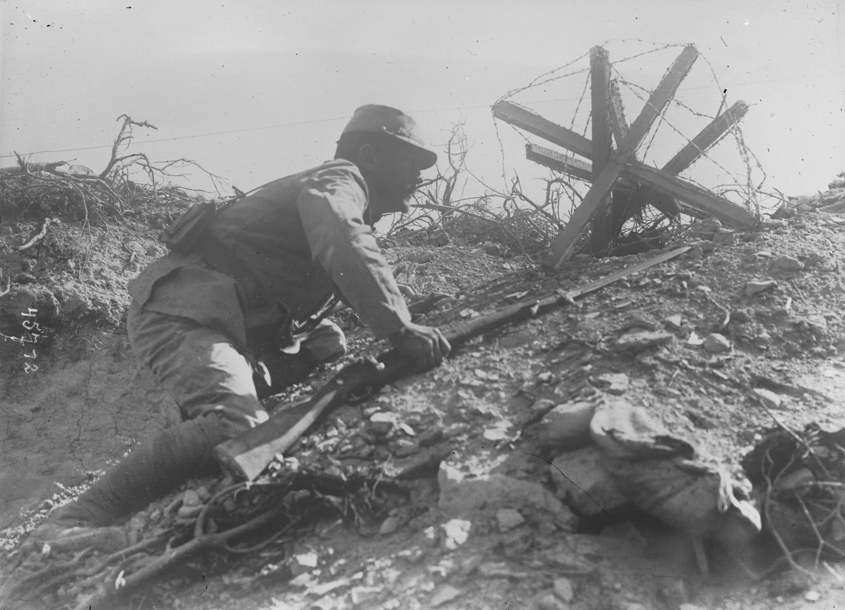 Soldat français sortant d'une tranchée. Bataille des Dardanelles (c) Wikipédia