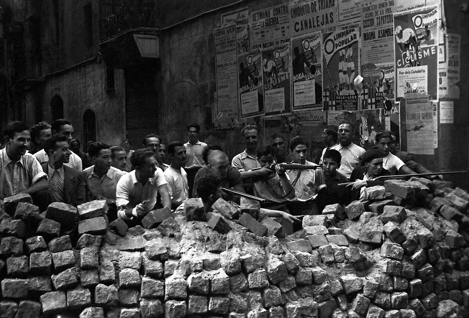 Barricade à Barcelone, juillet 1936. (c) Wikipédia