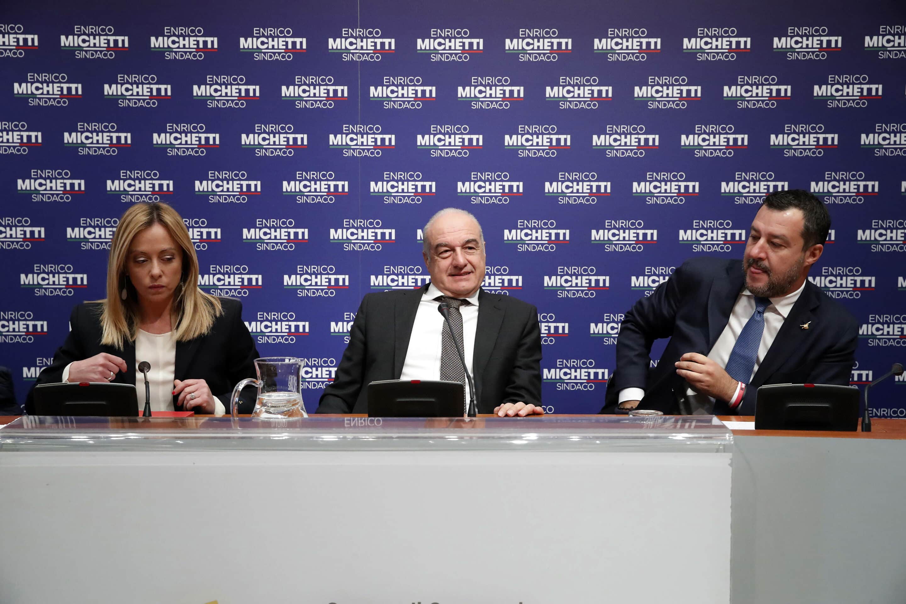 La leader des Frères d'Italie Giorgia Meloni, le candidat de centre-droit à la mairie de Rome Enrico Michetti et le leader de la Lega Matteo Salvini lors d'une conférence de presse à Rome (Italie), 13 octobre 2021 Crédits: Massimo Di Vita/Mondadori Portfolio/Sipa USA