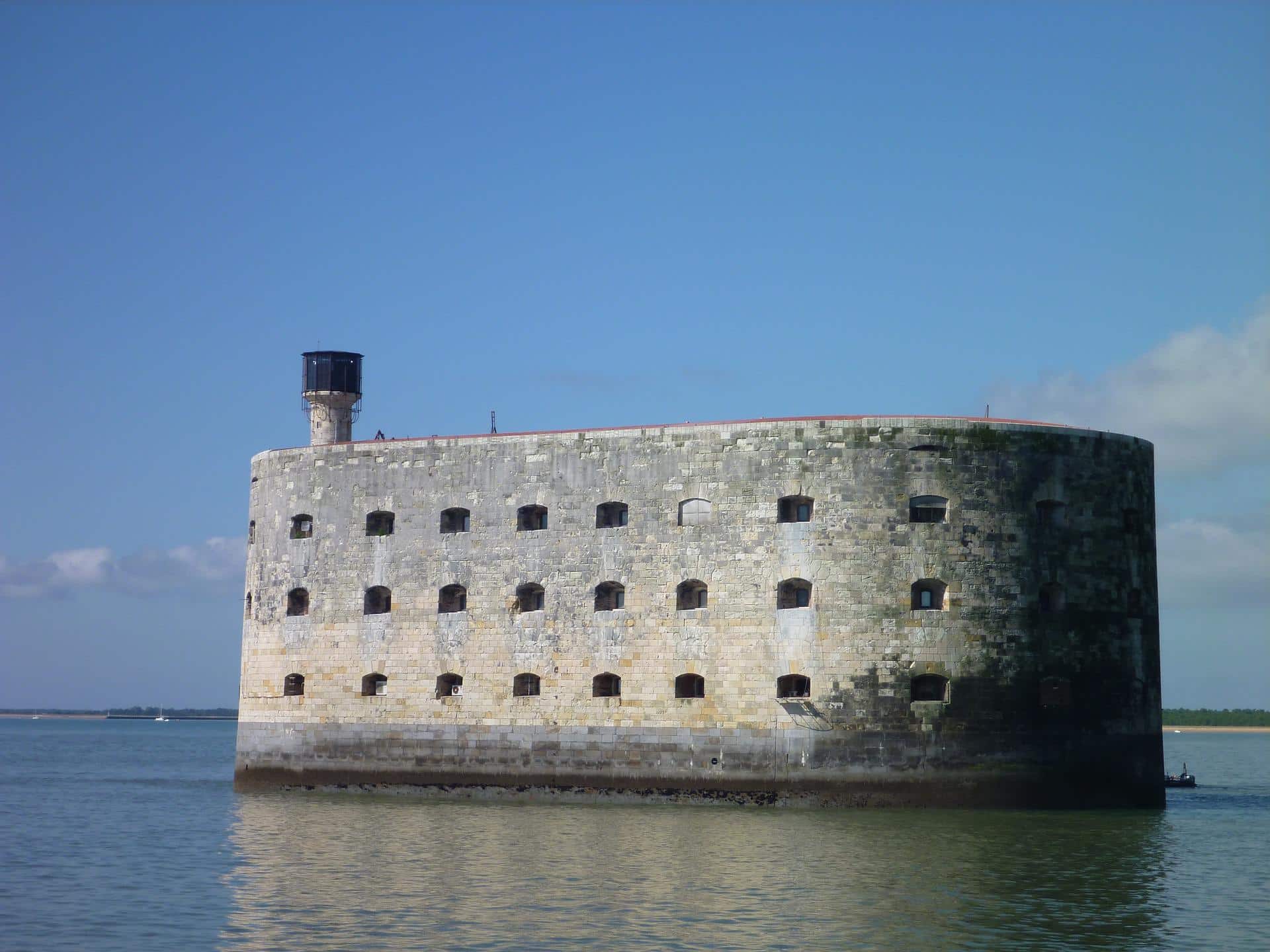 Fort Boyard : de l’échec militaire à la réussite télévisuelle