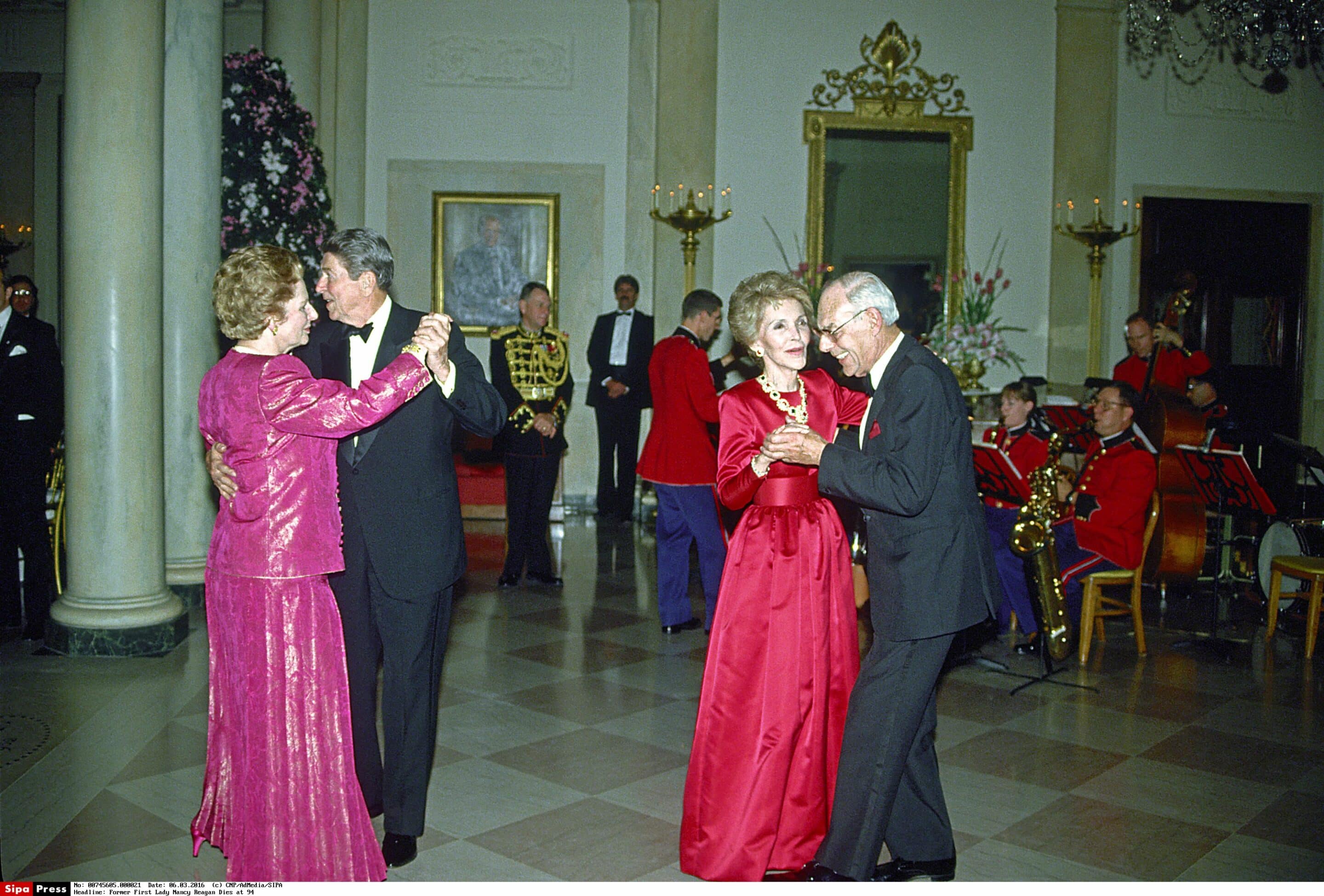 Le président des États-Unis, Ronald Reagan, et le premier ministre britannique, Margaret Thatcher, dansent dans le hall d'entrée de la Maison Blanche, à Washington, le mercredi 16 novembre 1988. 
Crédits : Ron Sachs/CNP/AdMedia