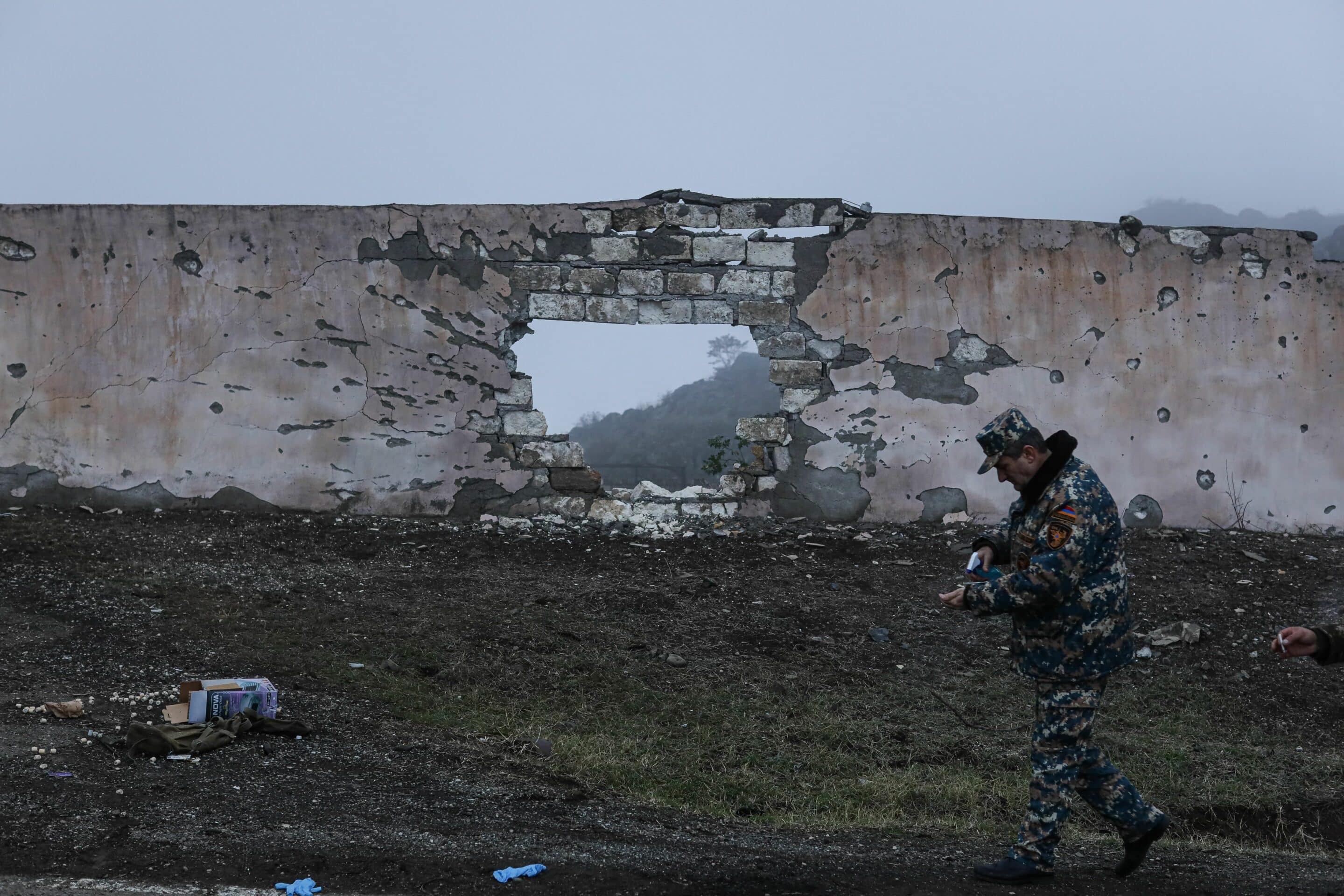 November 13, 2020 - Shushi, Nagorno-Karabakh. Armenian soldiers retrieve dead Azeri soldiers in order to return them to Azeri troops a few hundred yards away. (photo by Jonathan Alpeyrie/Sipa Press)//ALPEYRIEJONATHAN_0304.10332/2011142319/Credit:Jonathan Alpeyrie/SIPA/2011142328