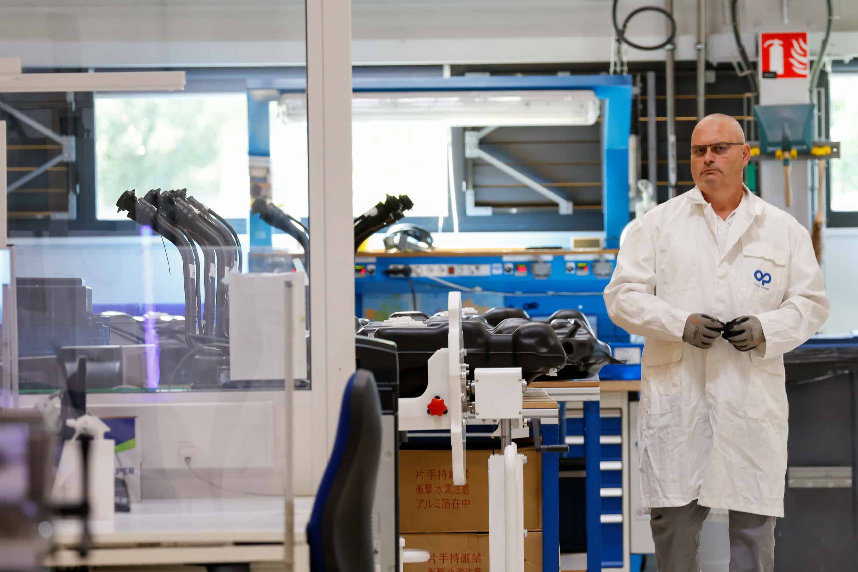 Salle de prototype de l usine Alphatec de Plastic Omnium. Deplacement de  Elisabeth Borne, Premiere ministre dans l Oise, pour visiter l usine de Plastic Omnium dans le cadre de la Strategie Hydrogene. Venette, FRANCE-28/09/2022//04MEIGNEUX_meigneuxA121/2209281829/Credit:ROMUALD MEIGNEUX/SIPA/2209281842