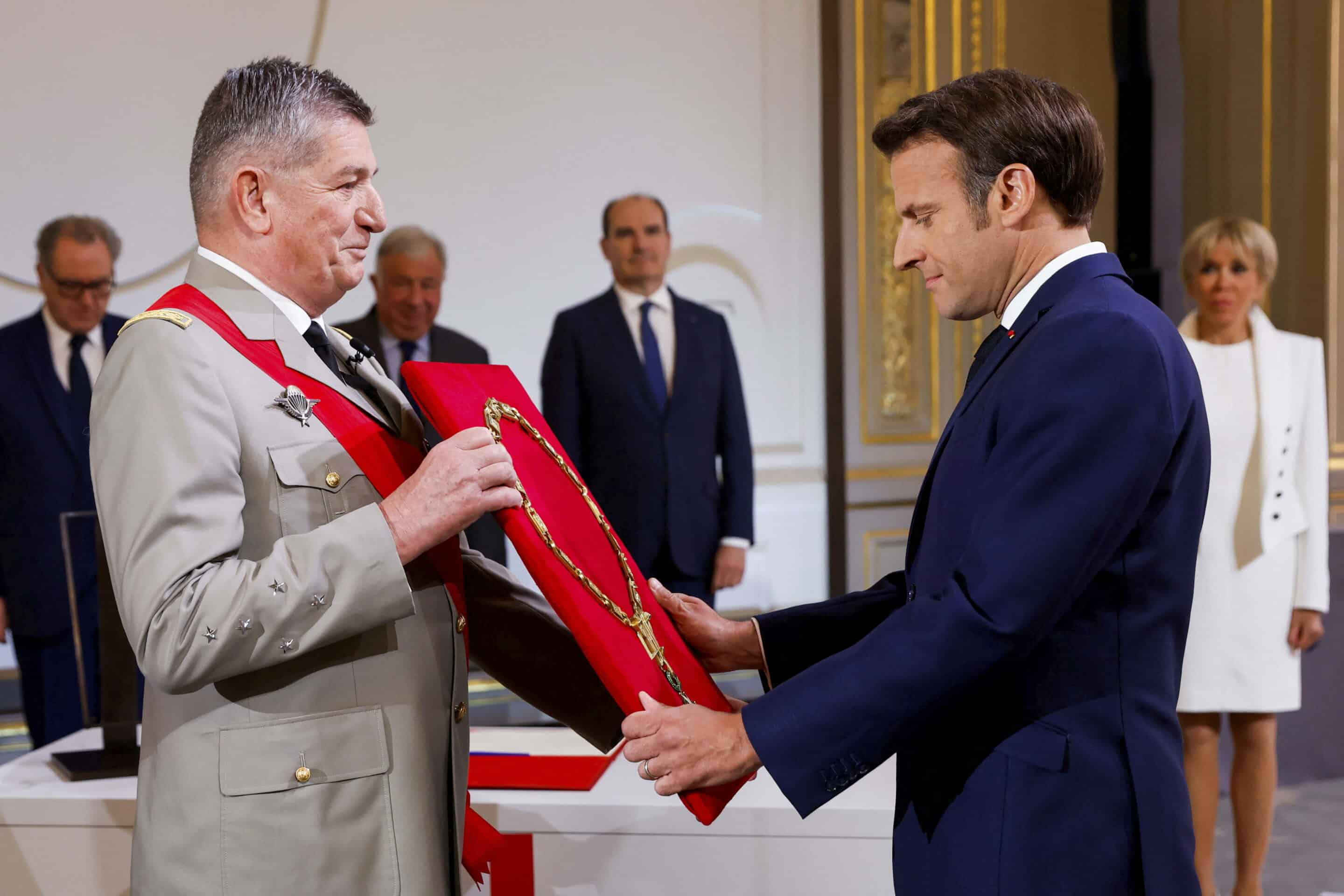 Benoit Puga et le président Macron assistent à la cérémonie de son investiture pour un second mandat au palais de l'Élysée. Crédits: Gonzalo Fuentes/SIPA
