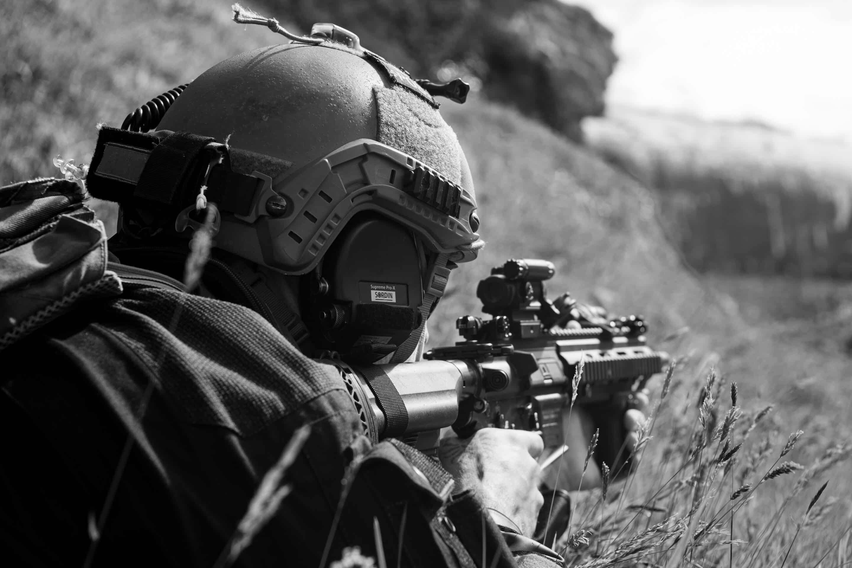 Assaut par les fusiliers marins de la compagnie « Le Goffic » au sémaphore de Saint-Vaast-La-Hougue dans le cadre d'un exercice d'investigation. Le mardi 10 mai 2022, Saint-Vaast-La-Hougue.

Une équipe d'intervention de la compagnie de fusiliers marins Le Goffic, effectue un entraînement au sémaphore de Saint-Vaast-La-Hougue. À cette occasion, le détachement de la flottille 33F basé à Maupertus réalise des entraînements d’aéro cordage. La préparation opérationnelle des fusiliers marins permet de maintenir des compétences individuelles et collectives pour les missions qui leur sont attribuées.