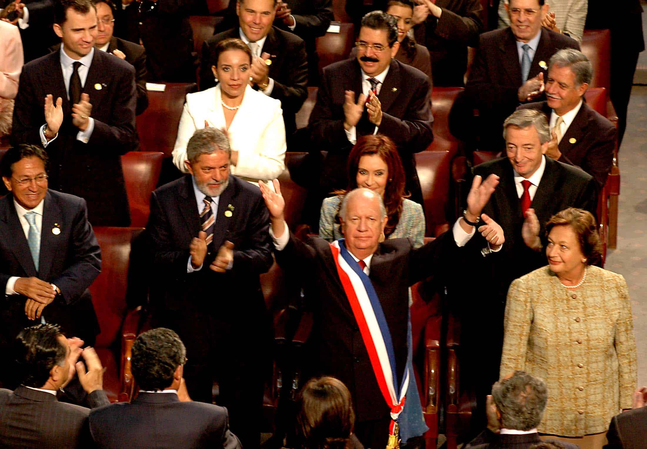 11-03-06 Valparaiso - El presidente Kirchner asistio al cambio de mando presidencial de Chile.