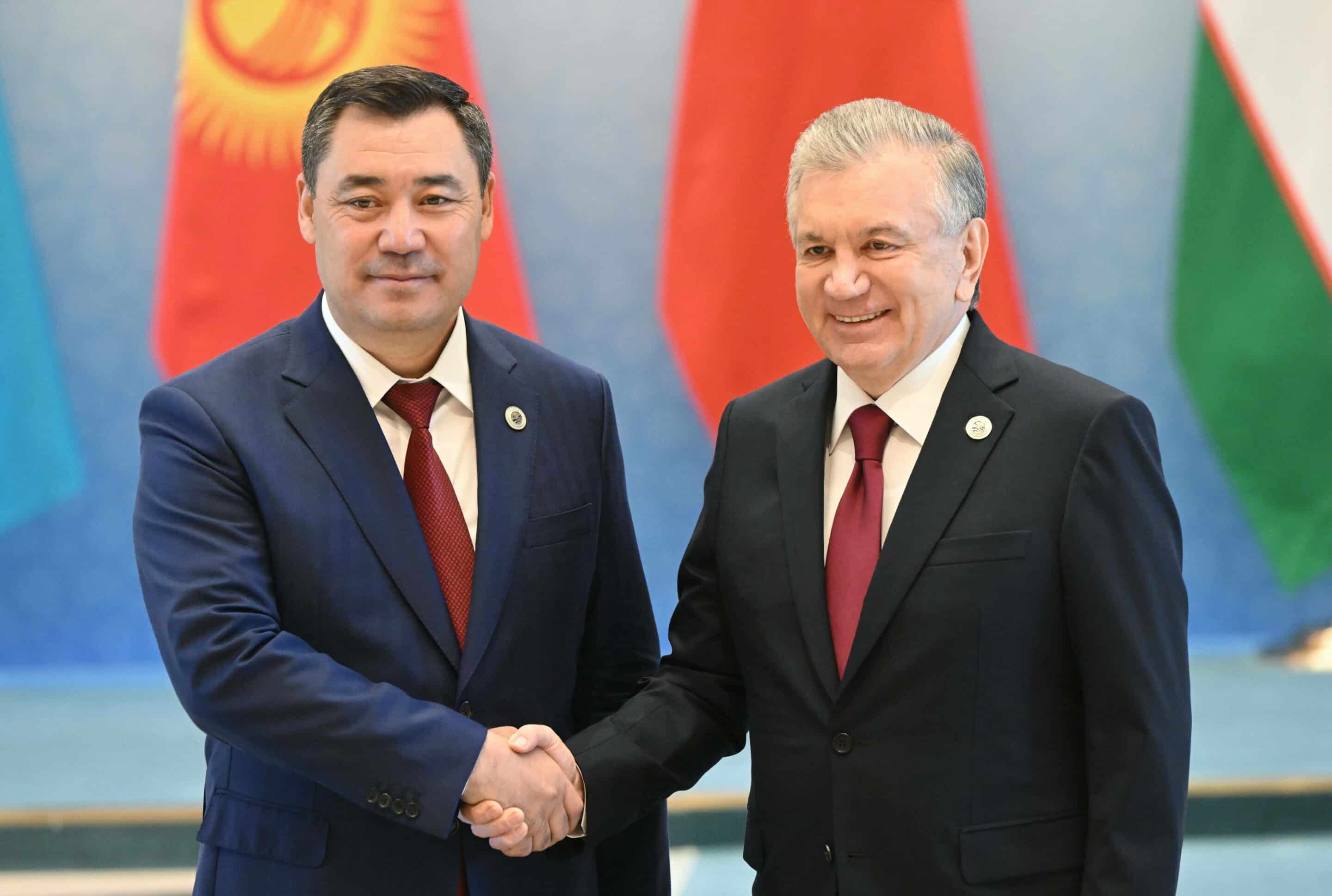 8275765 16.09.2022 Uzbek President Shavkat Mirziyoyev and Kyrgyz President Sadyr Japarov shake hands before a family photo at the 22nd Shanghai Cooperation Organisation Heads of State Council (SCO-HSC) Summit, in Samarkand, Uzbekistan. Sergey Guneev / Sputnik//SPUTNIK_8275765_632423da4304d/2209161034/Credit:Sergey Guneev/SPUTNIK/SIPA/2209161044