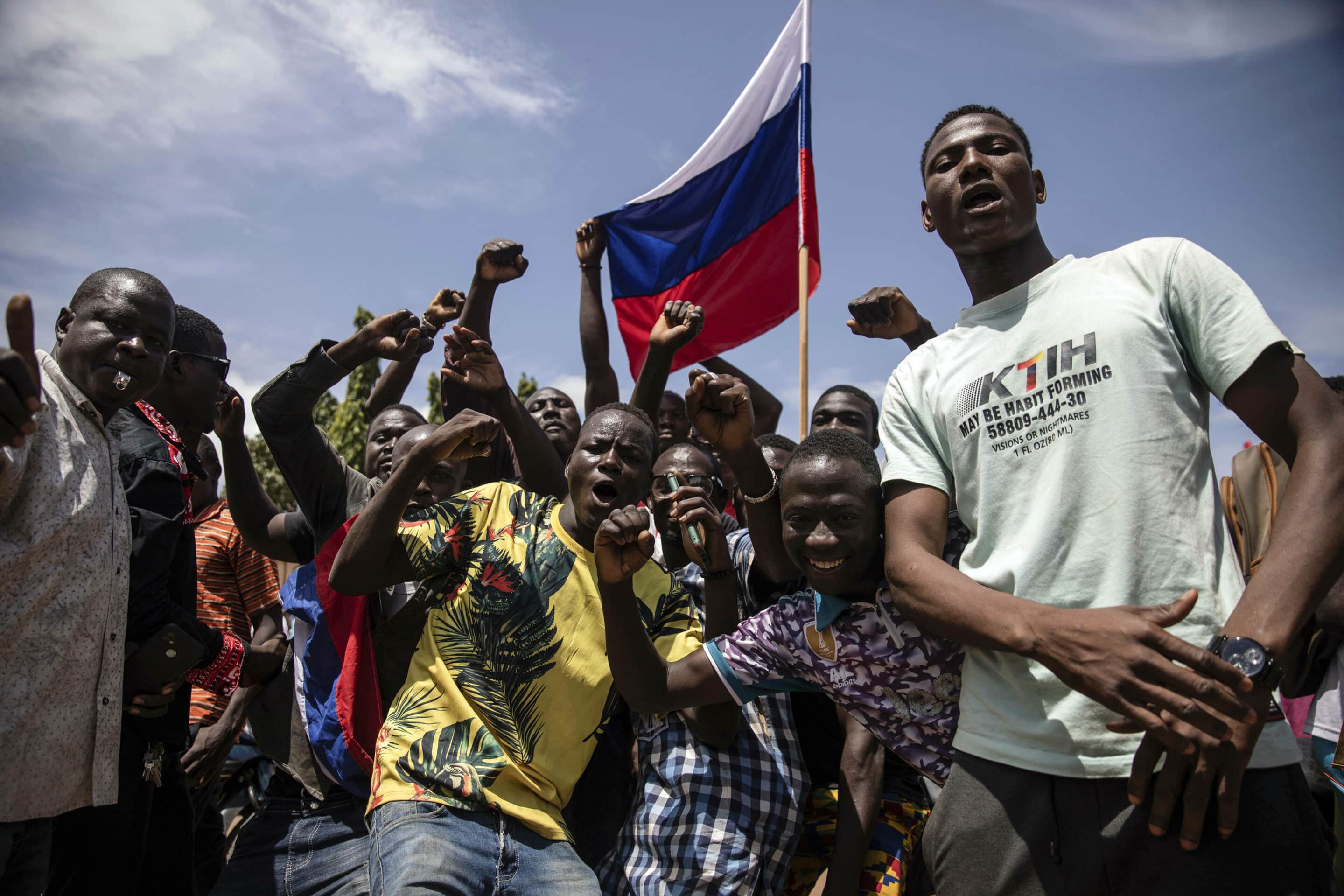 Des jeunes hommes scandent des slogans contre le pouvoir du lieutenant-colonel Damiba, contre la France et pro-Russie, à Ouagadougou, Burkina Faso, vendredi 30 septembre 2022. (AP Photo/Sophie Garcia)/OUA107/22273537846945//2209301727