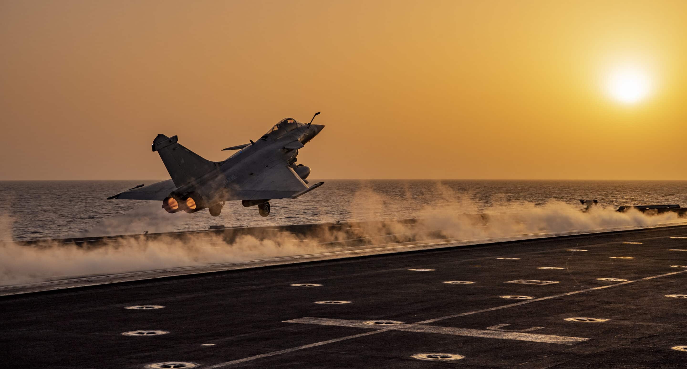 Pontée au coucher du soleil, à bord du porte-avions Charles de Gaulle lors de la mission CLEMENCEAU 21, le jeudi 06 mai 2021, en mer Rouge.