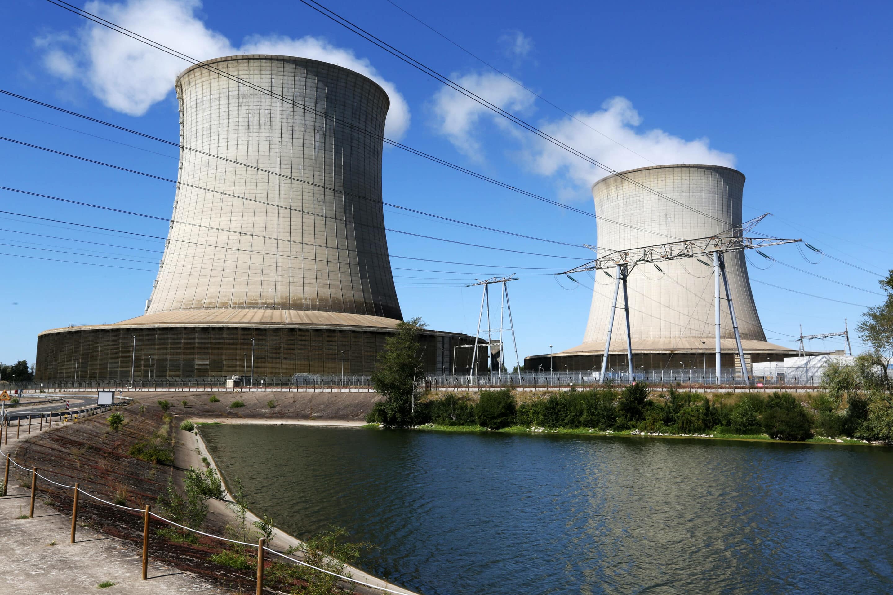 Il y a en France 56 centrales nuclÃ'aires toutes exploitees
par l EDF.Par le nombre de ses rÃ'acteurs la France est la 2
2 eme puissance mondiale derriere les USA.
Ici centrale nucleaire EDF de Saint Laurent des eaux.//SICCOLIPATRICK_1011068/2208121019/Credit:SICCOLI PATRICK/SIPA/2208121036