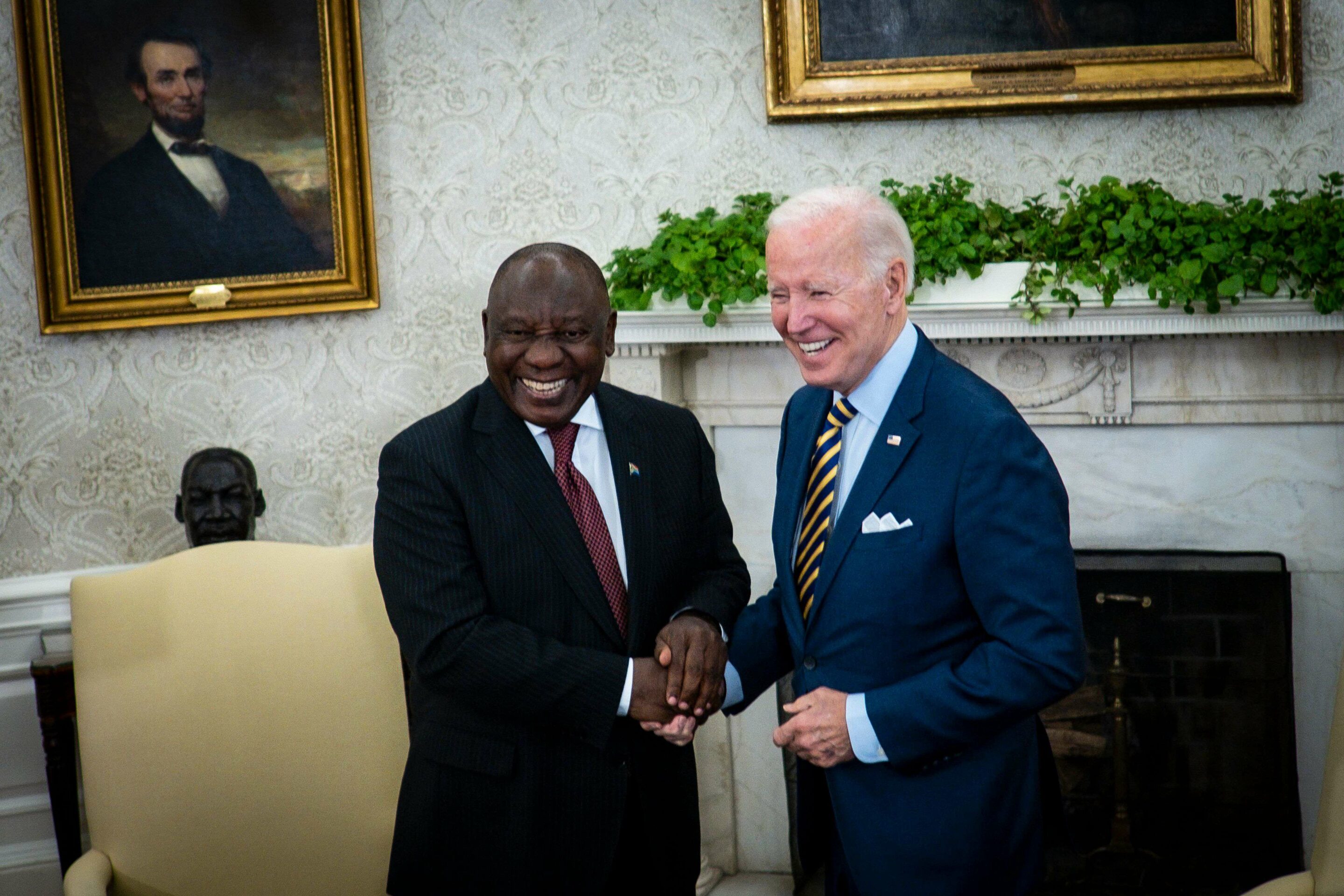 United States President Joe Biden shakes hands with President Cyril Ramaphosa 16 Sep 2022/shutterstock_editorial_President_Biden_Bilat_with_Sou_13395923e//2209162152