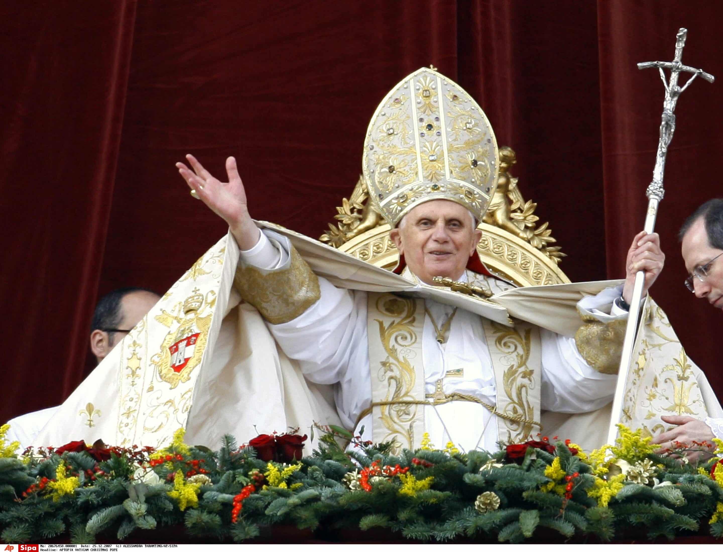 Pope Benedict XVI greets the faithful to deliver his "Urbi et Orbi" message, 2007 (AP Photo/Alessandra Tarantino)/APTOPIX_VATICAN_CHRISTMAS_POPE_ALT101/0712251352