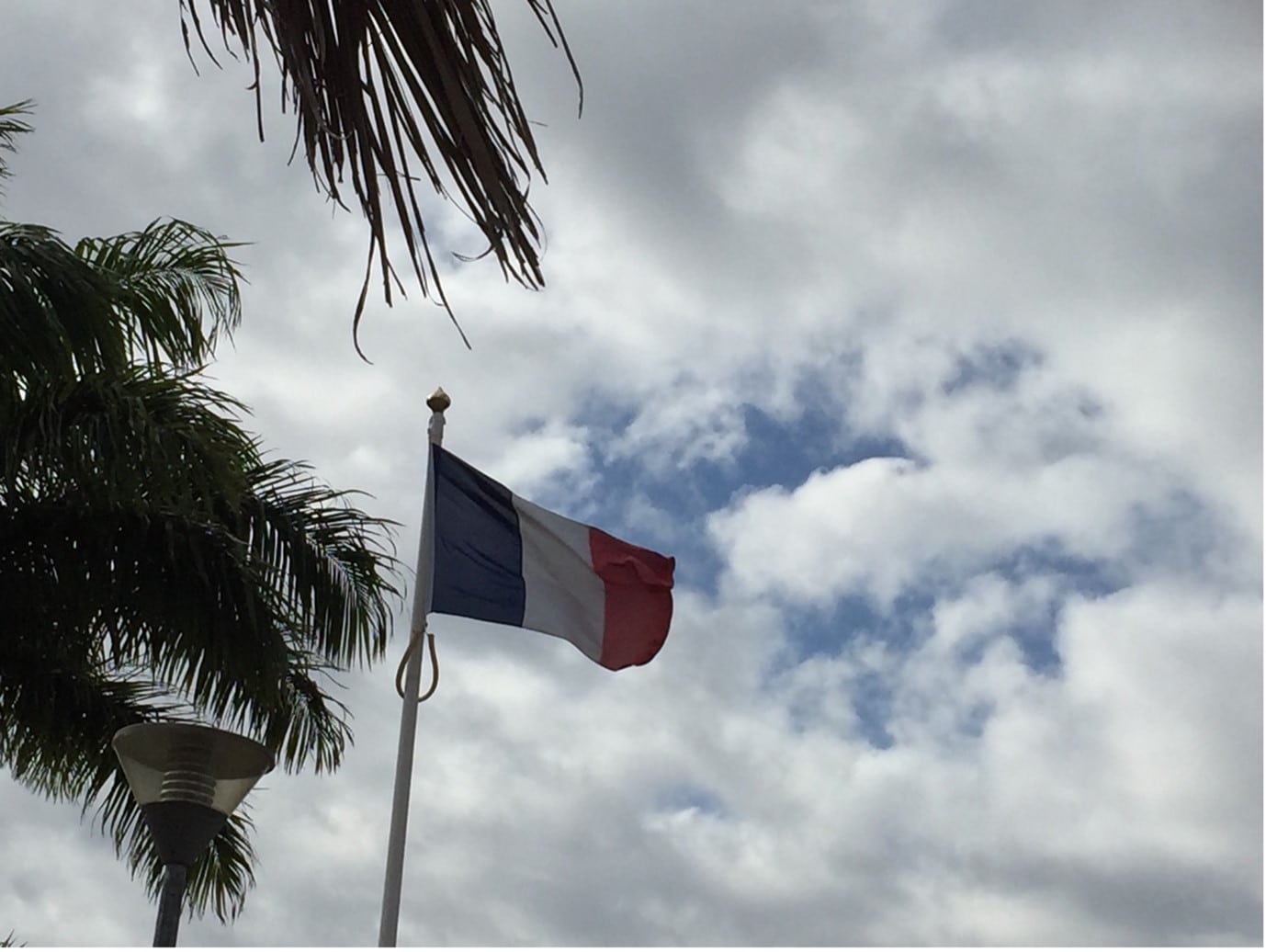 Le drapeau français flotte à Nouville, près de l’ancien bagne de Nouméa (octobre 2019). La Nouvelle-Calédonie ne faisant pas partie de l’Union européenne, le pavillon tricolore n’est pas accompagné de celui aux douze étoiles. (c) ED