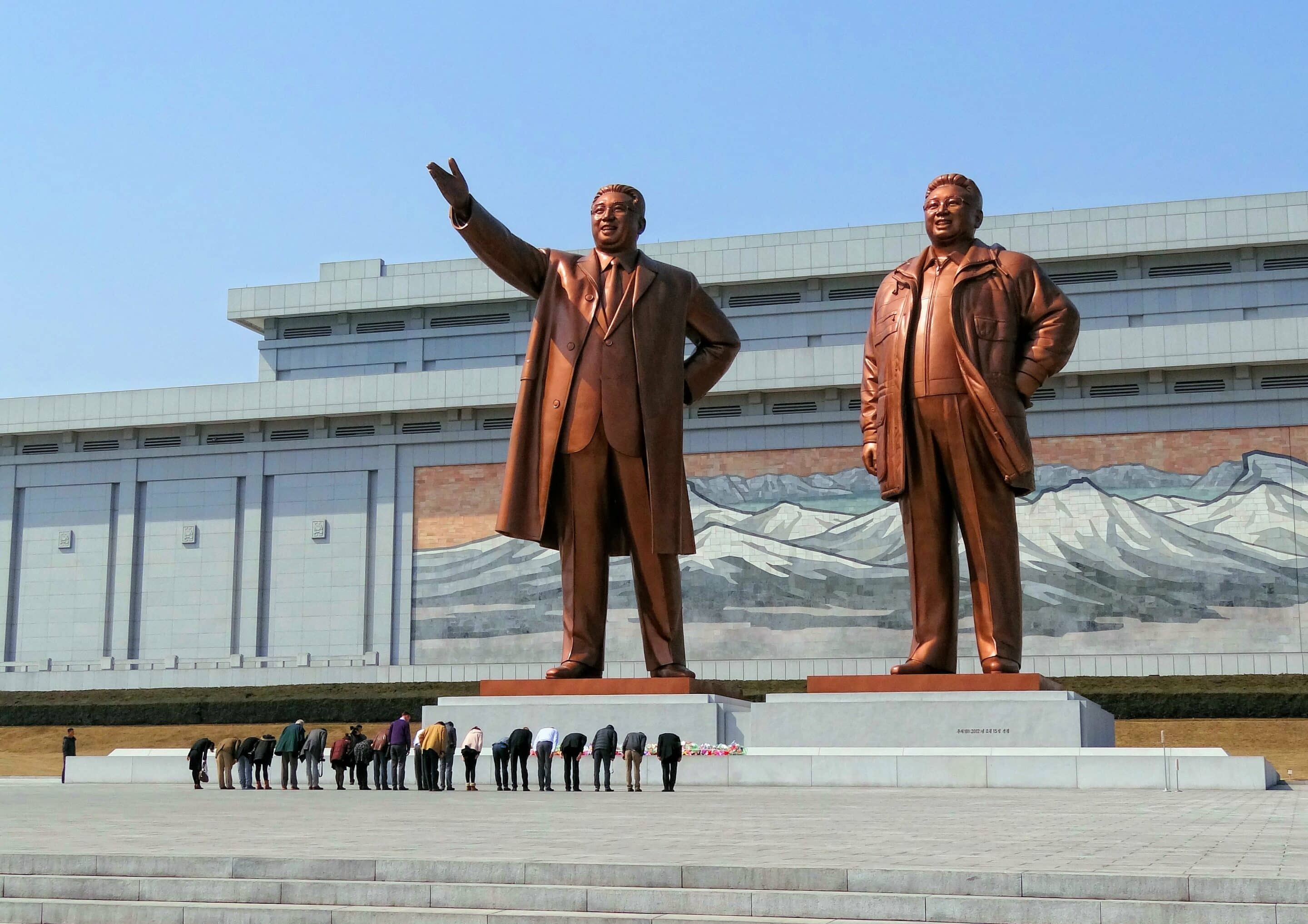 Visiteurs s'inclinant devant les statues de Kim Il-sung et Kim Jong-il sur la colline Mansu. (c) Wikipédia